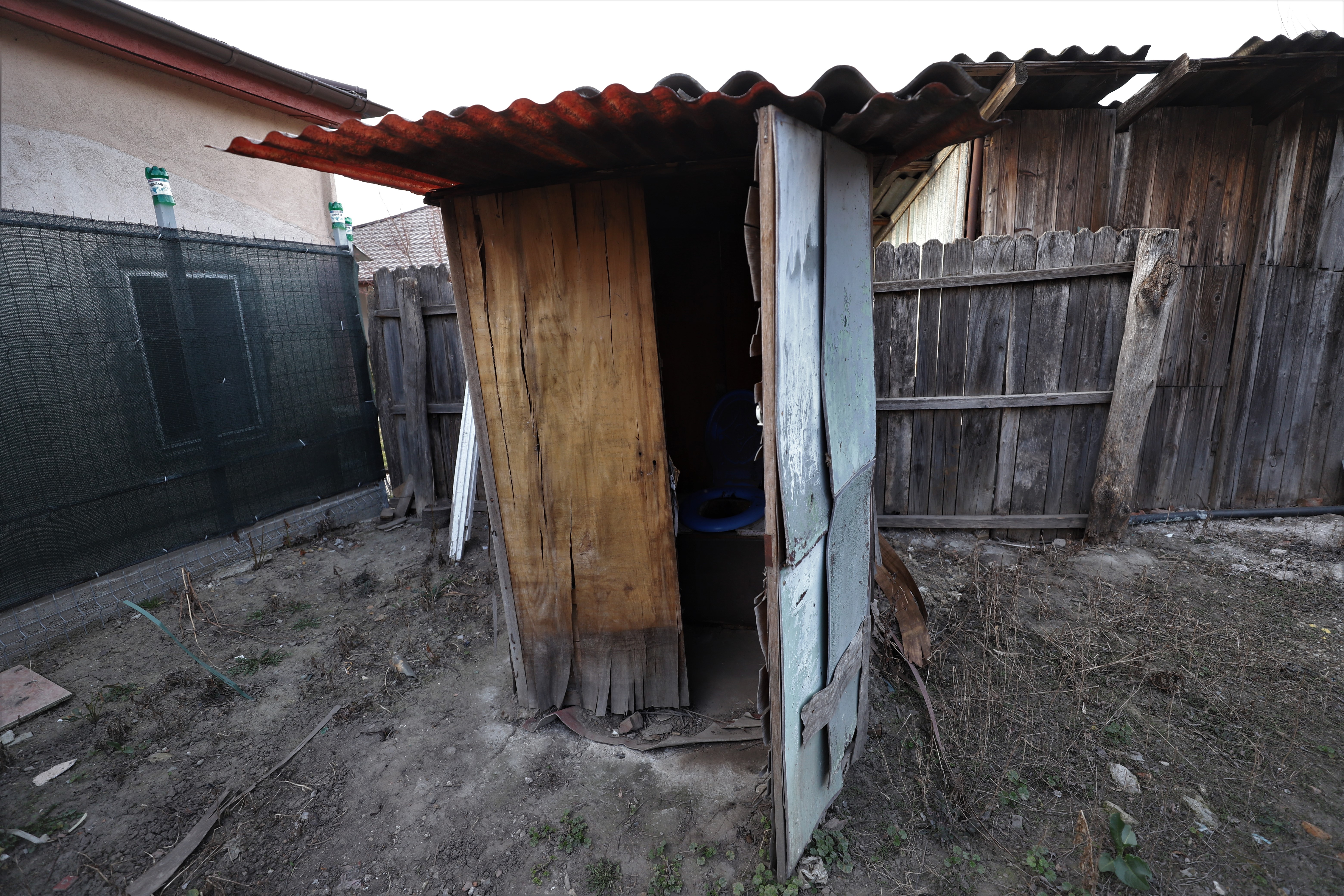 REPORTAJ. La 26 de ani, Andrei veghează la căpătâiul mamei căzute la pat. S-a împrumutat 700 de lei ca să ia o ușă pentru casa lor care stă să cadă: „Muncesc să am grija ei! N-o s-o părăsesc niciodată!”