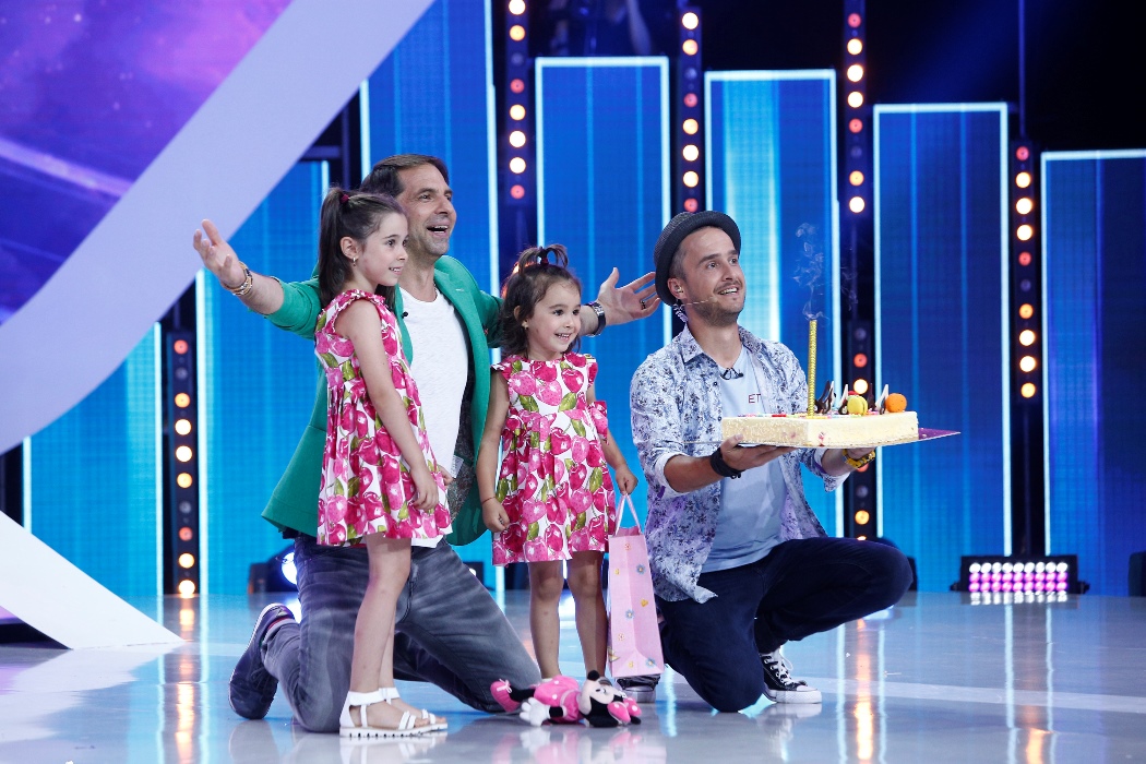 Pepe, sărbătorit pe platourile de filmare, la “Next Star”.  Maria și Rosa i-au făcut o surpriză tatălui lor, la aniversarea zilei de naștere | FOTO