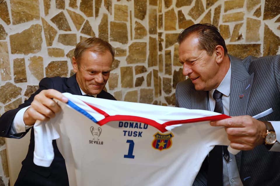 Ce cadou i-a oferit Helmuth Duckadam lui Donald Tusk. „Am vrut să i-l trimit pe al meu printr-o televiziune, dar el mi-a spus că nu”