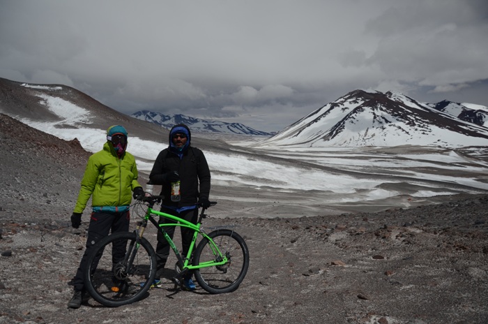 Românii care au traversat Deșertul Atacama și vulcanul Ojos del Salado pe biciclete Pegas au sosit în țară | FOTO
