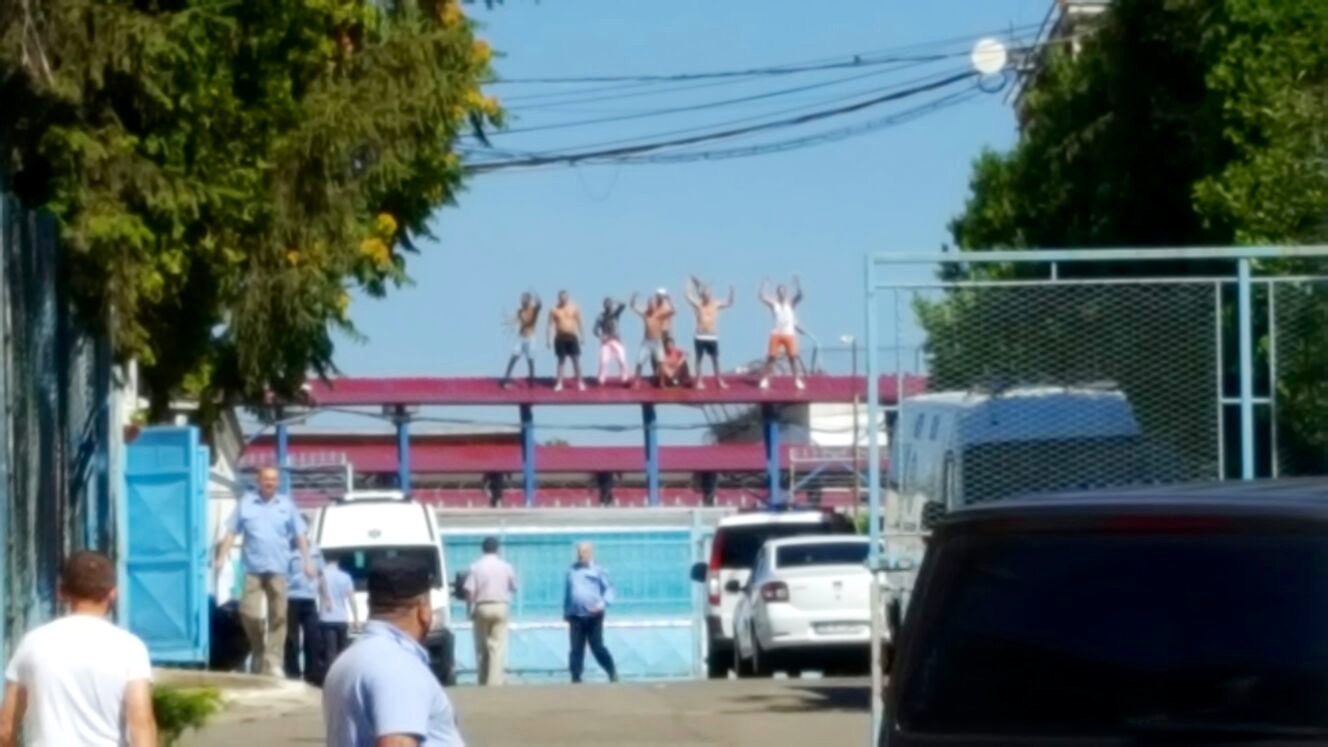 Protest al deținuților la penitenciarul din Iași! Au dat foc la celulă UPDATE | FOTO&VIDEO