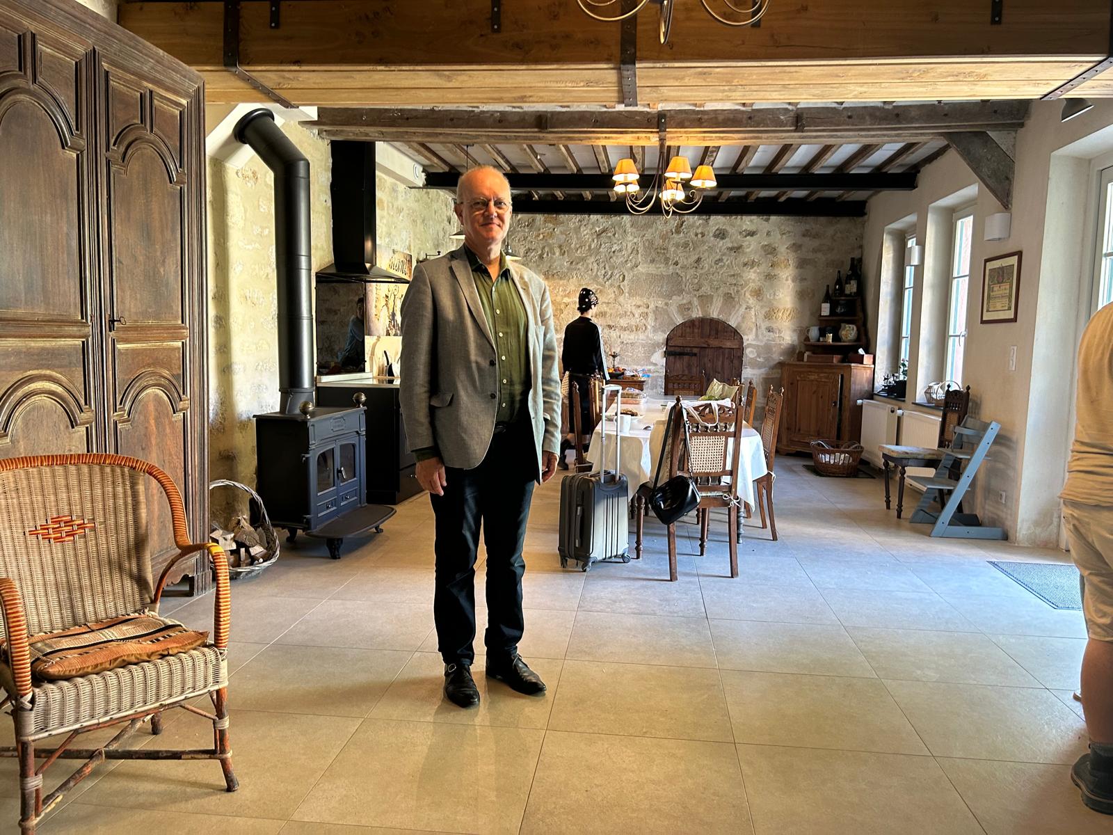 La istoricul Laurent de Gaulle, strănepotul lui Charles de Gaulle, la hanul deschis în Valmondois, în casa părintească: „Generalul a fost în această grădină, la nunta părinților mei”