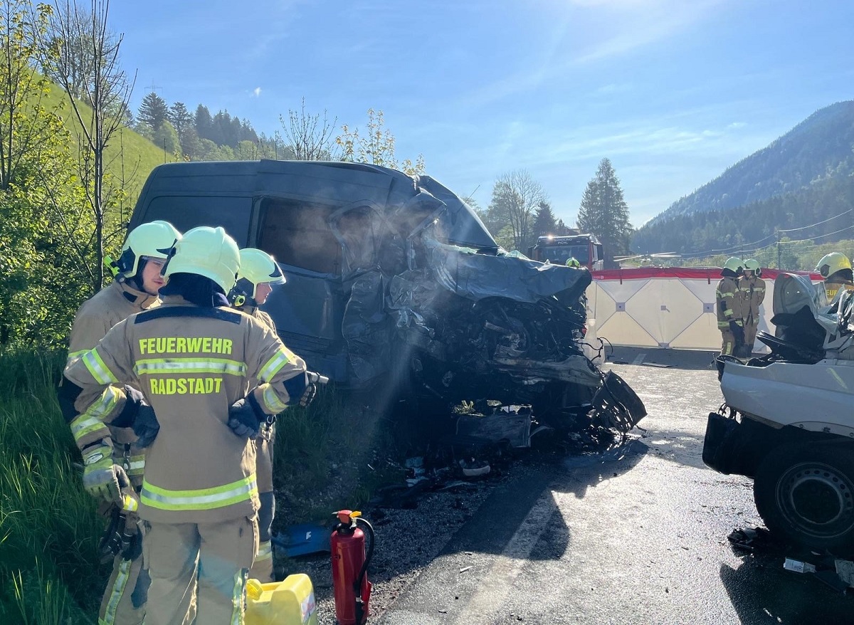 Imagini teribile de la accidentul în care pasagerii din două dube au murit, în Austria. Unul era român și avea doar 19 ani