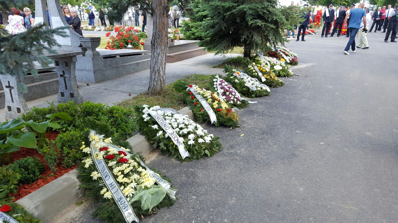 Sute de persoane au plâns pe membrii echipajului SMURD decedați în Republica Moldova | GALERIE FOTO