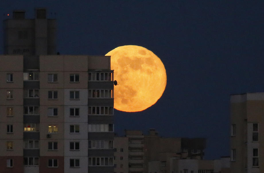 VIDEO | Imagini spectaculoase cu superluna, ultimul fenomen astronomic de acest fel din anul acesta