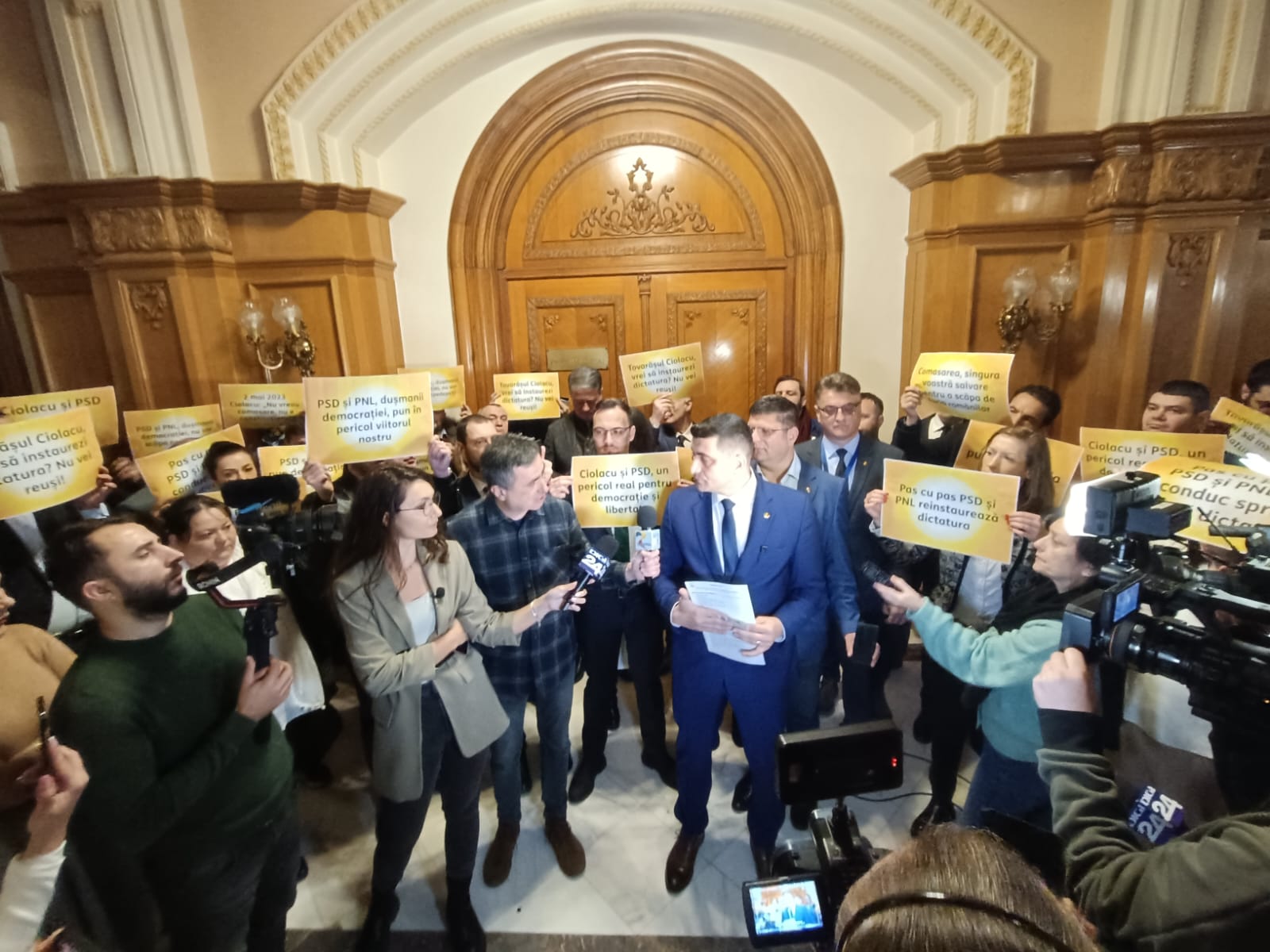 Un nou scandal provocat de AUR în Parlament. George Simion și mai mulți parlamentari au protestat în sălile de ședințe ale PSD și PNL