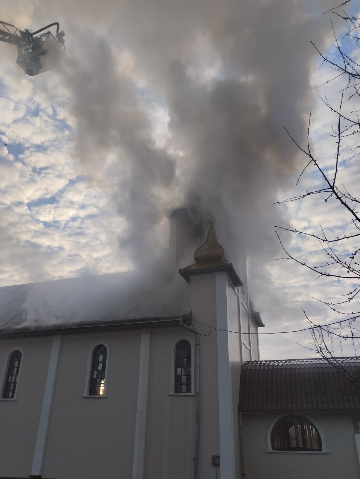 Incendiu la biserica din Crăciunești, Maramureș. Focul a izbucnit la turla lăcașului de cult
