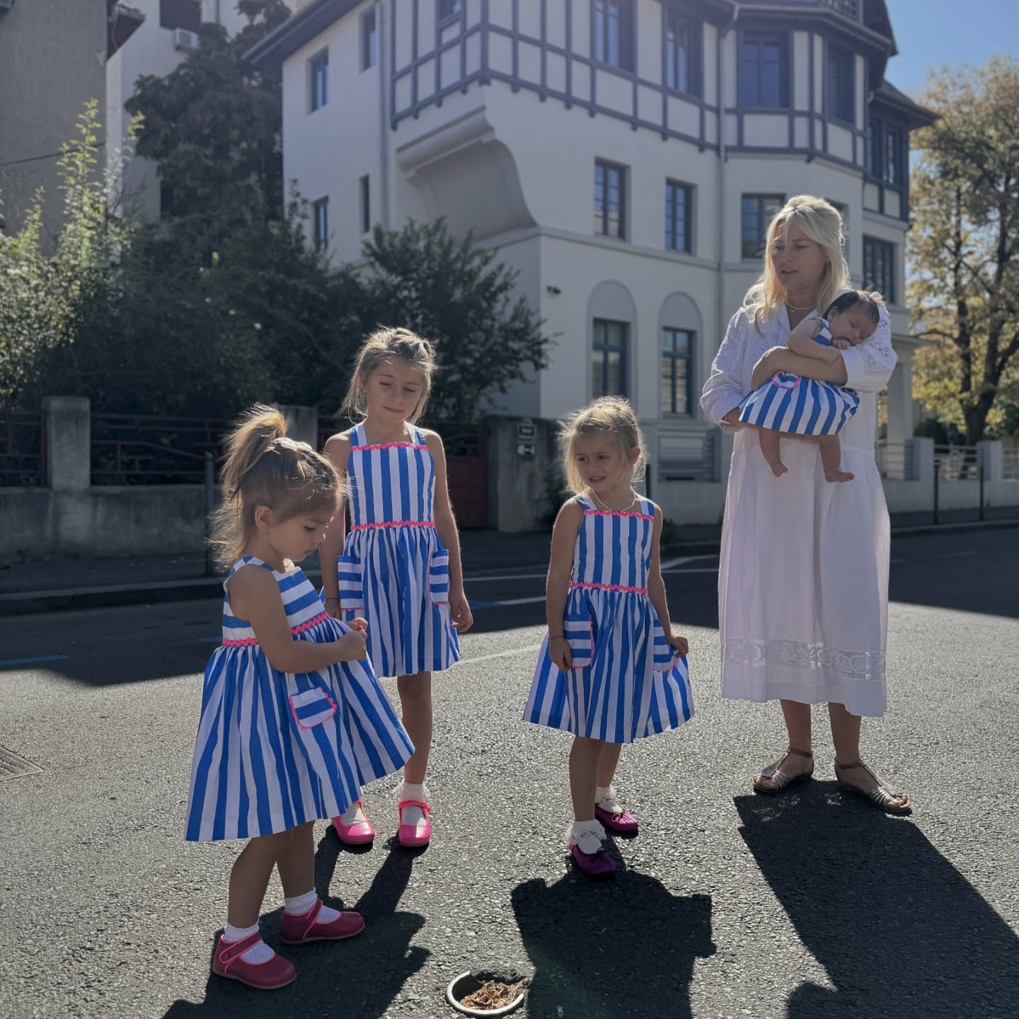 Perioadă grea pentru familia Laurei Cosoi, după ce trei dintre fetițele ei s-au îmbolnăvit. „Ne luptăm de vreo două săptămâni”