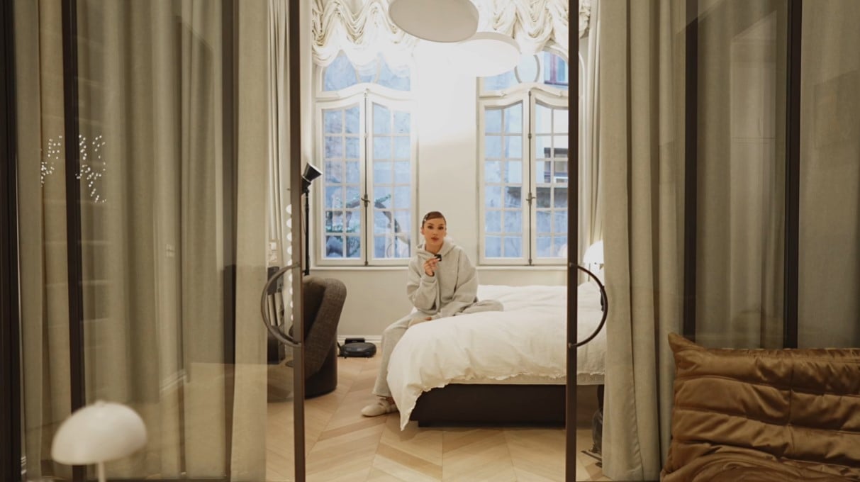 Imagini cu casa din București în care locuiește Alina Ceușan. Sora ei s-a ocupat de design și doar în reviste mai vezi așa ceva