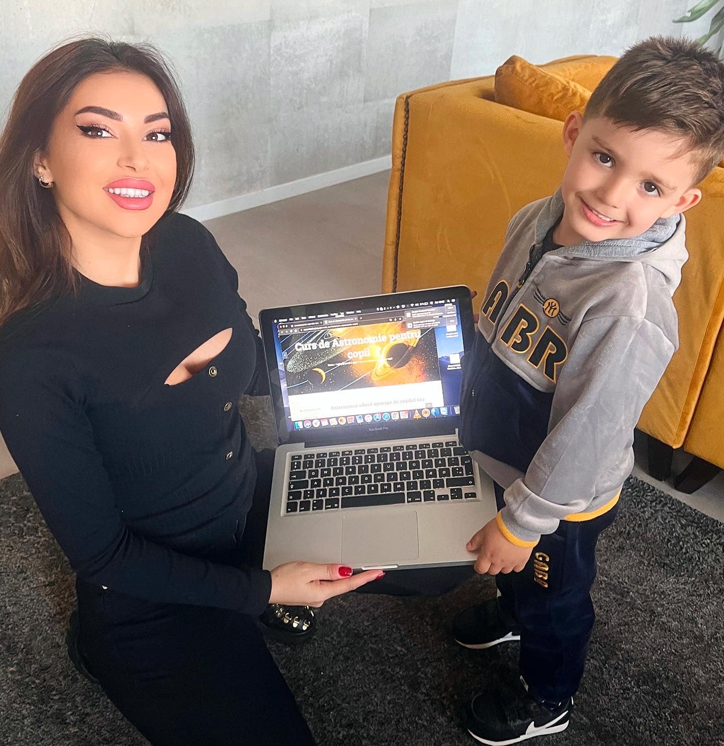 Motivul pentru care băiețelul Elenei Ionescu a mers mai târziu la grădiniță: „Eu de când l-am născut l-am avut cu mine cam peste tot”