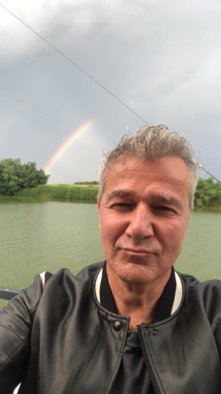 Cât costă să te cazezi la complexul lui Dan Bittman. „Te așteptăm, la o aruncătură de băț de București, cu tot ce trebuie”