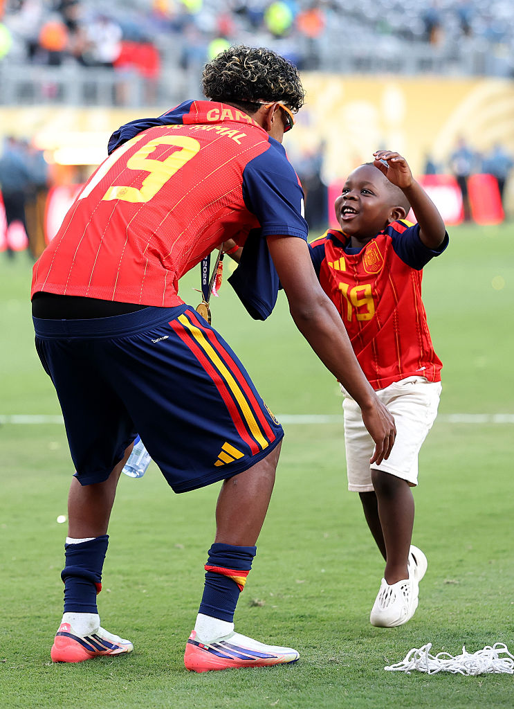 Ce a încercat fratele mai mic al lui Lamine Yamal să-i facă trofeului de la Campionatul Mondial de fotbal din 2026