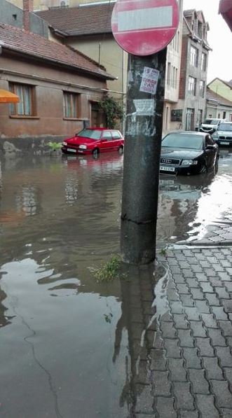UPDATE: Ambulanța Prahova, inundată în urma ploilor torențiale. Inundațiile au făcut prăpăd în mai multe județe din țară