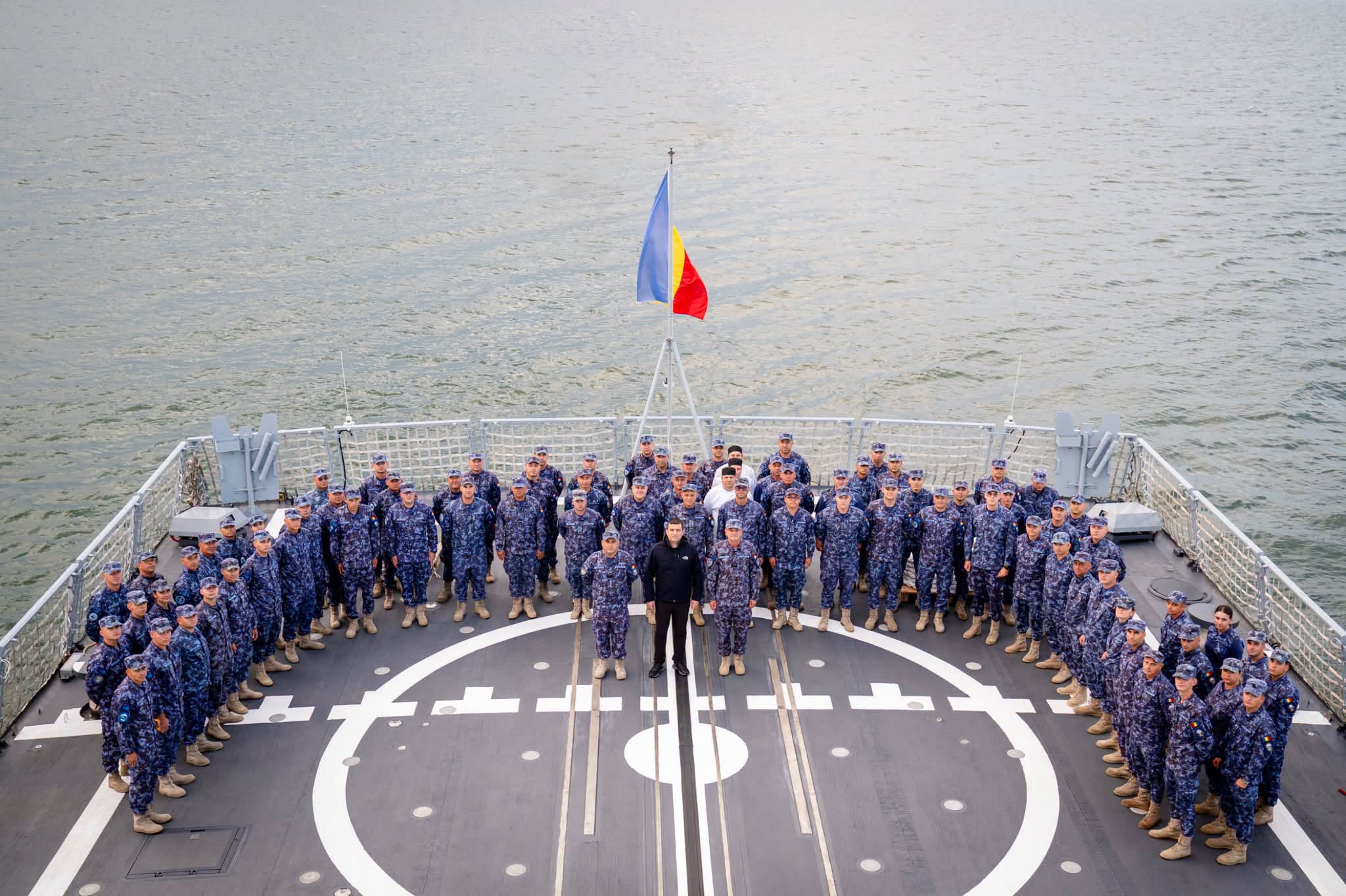 Radu Miruță, sesiune foto îmbrăcat în marinar pe corveta „Contraamiral August Roman”, cu care a călătorit 14 ore spre România