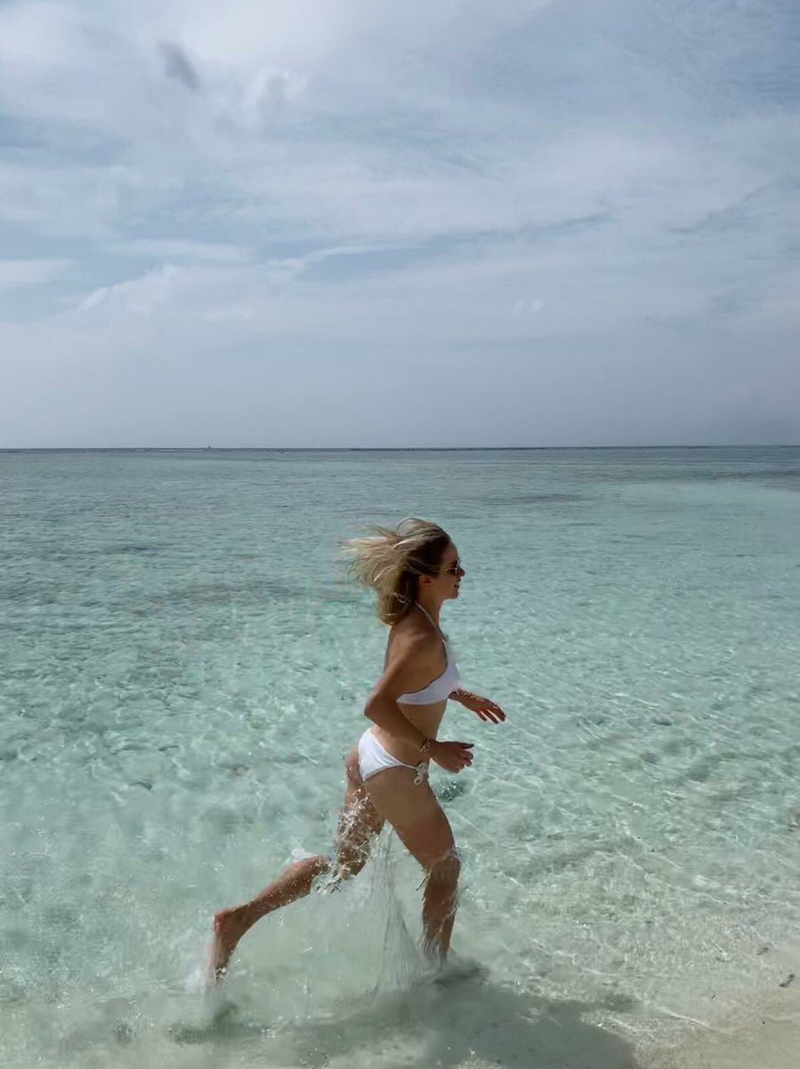 Elina Svitolina a jucat biliard în lenjerie intimă. Sportiva din Ucraina a făcut furori în Maldive | GALERIE FOTO