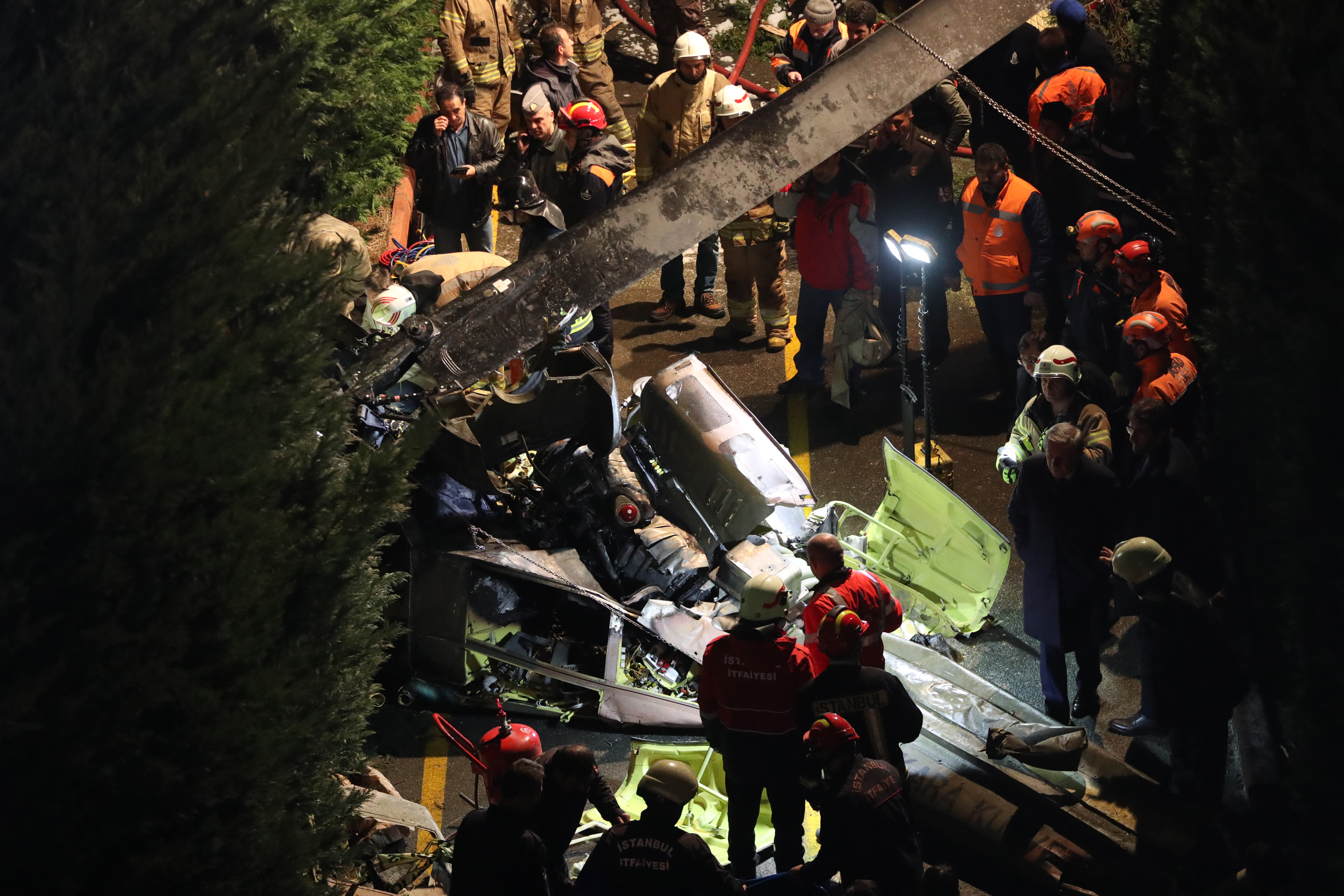 FOTO și VIDEO | Un elicopter s-a prăbuşit într-o zonă rezidenţială din Istanbul. Presa turcă: Patru militari au murit