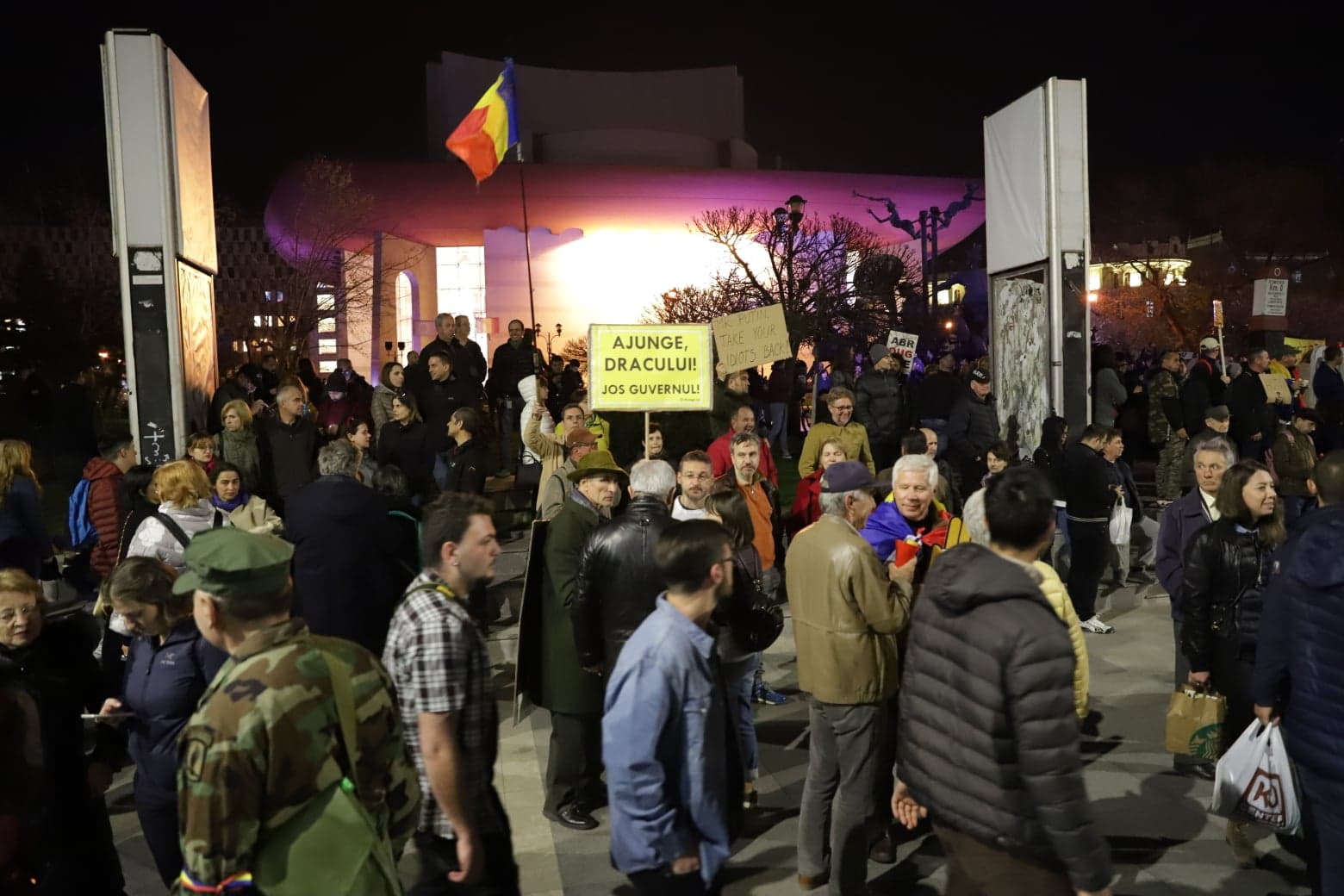 FOTO&VIDEO/ Sute de oameni au protestat sâmbătă seară în Piața Universității. Tudor Chirilă și regizorul Stere Gulea, printre protestatari