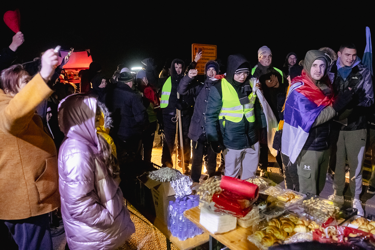 Cum protestează studenții sârbi prin marș și de ce strigă numele Laurei Kovesi