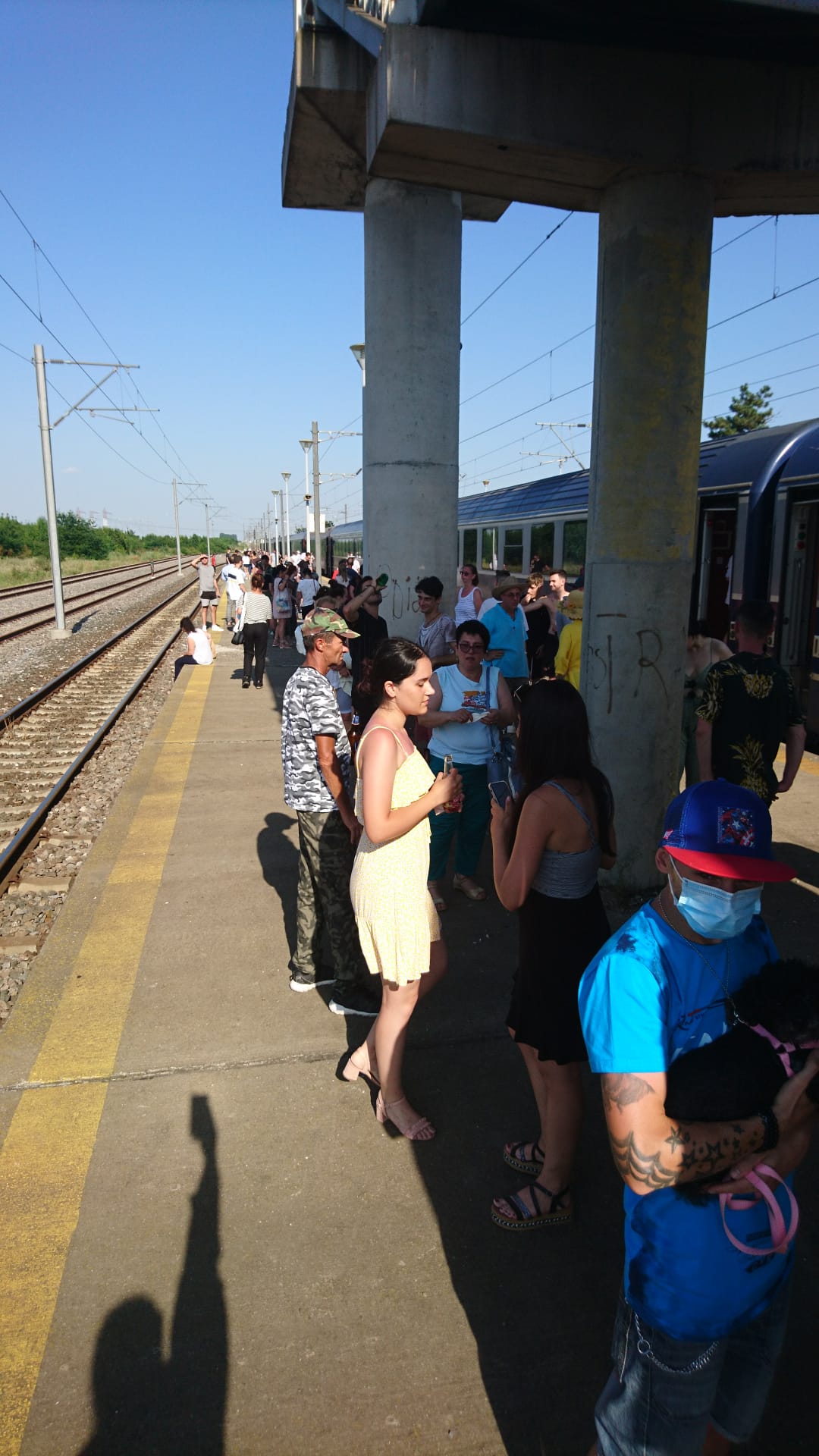 Zeci de călători, blocați la aproape 40 de grade în trenul cu care se întorceau de la mare. „Nu a mers aerul”