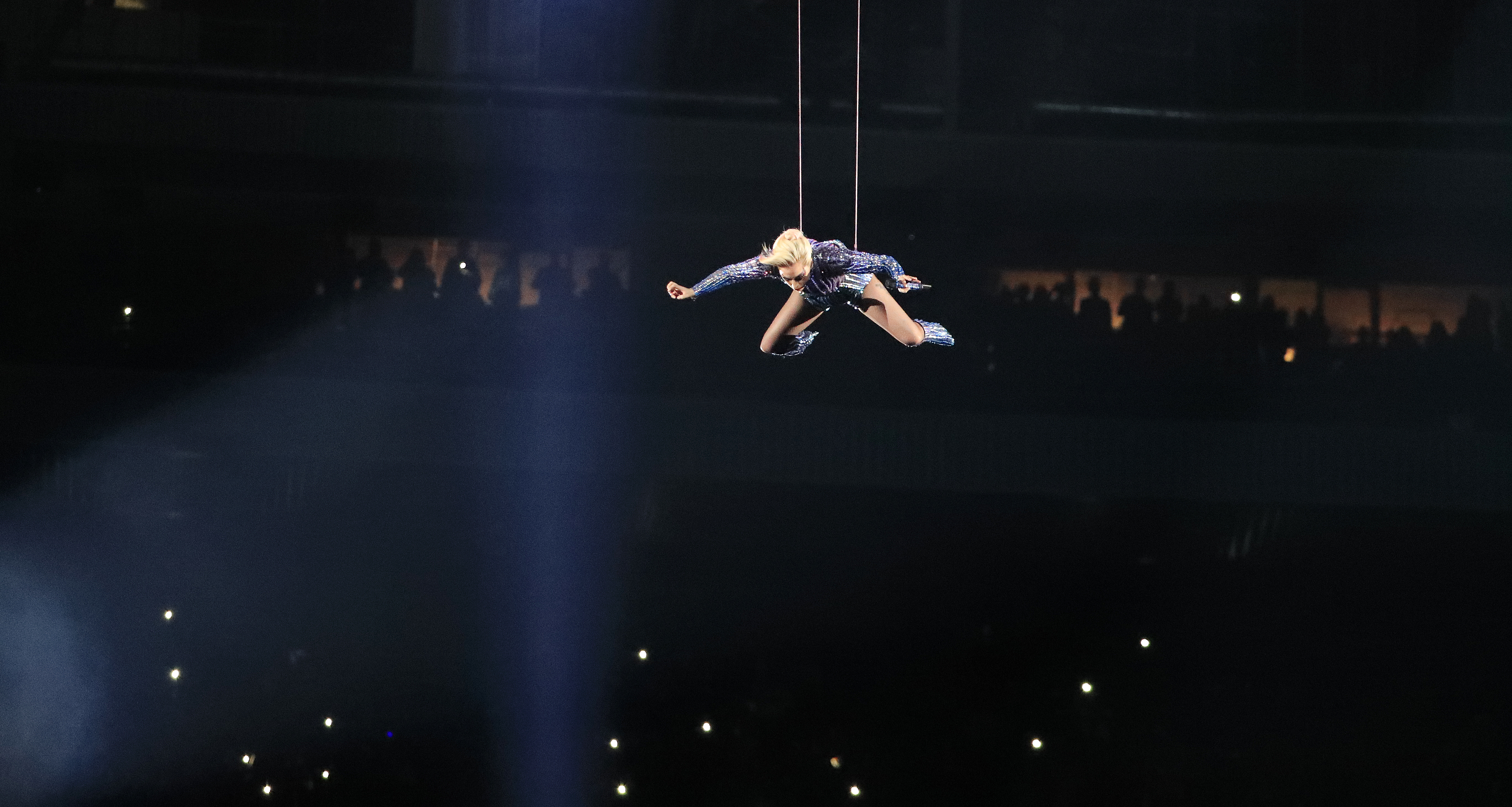Lady Gaga a făcut spectacol în pauza Super Bowl | GALERIE FOTO
