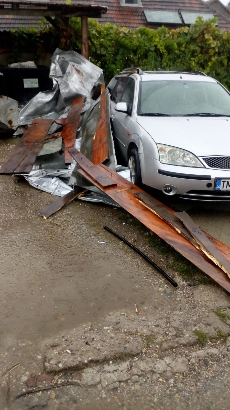 Furtună violentă la Timișoara. Vijelia a smuls acoperișul unei biserici