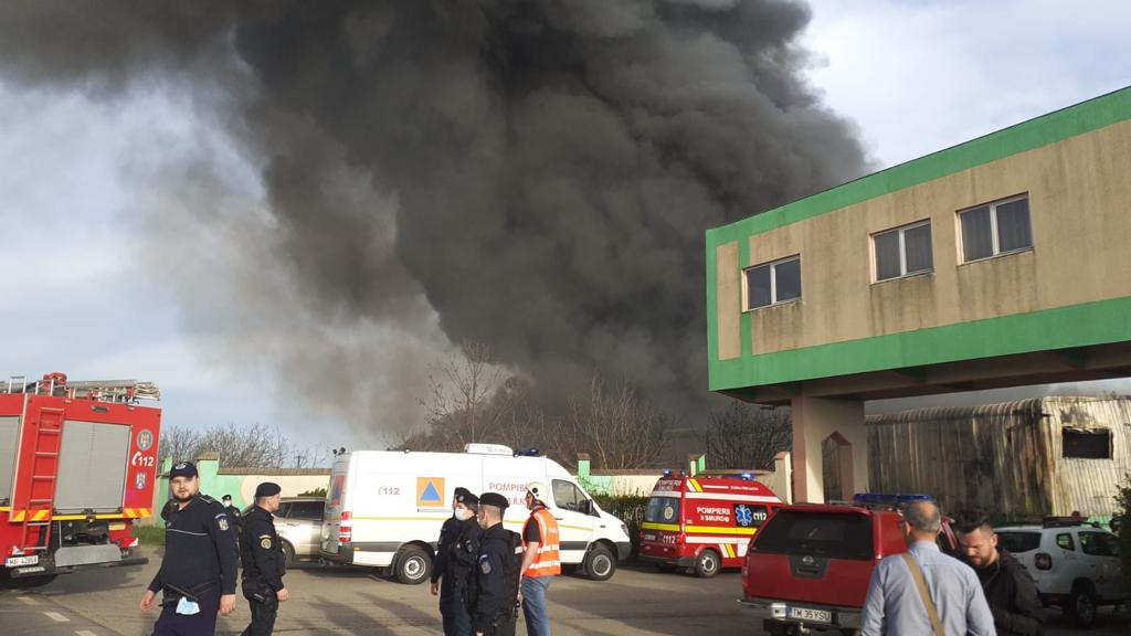 Incendiu puternic în Timișoara, la o fostă fabrică de țigări. În hala de lângă e depozitat azotat de amoniu lichid