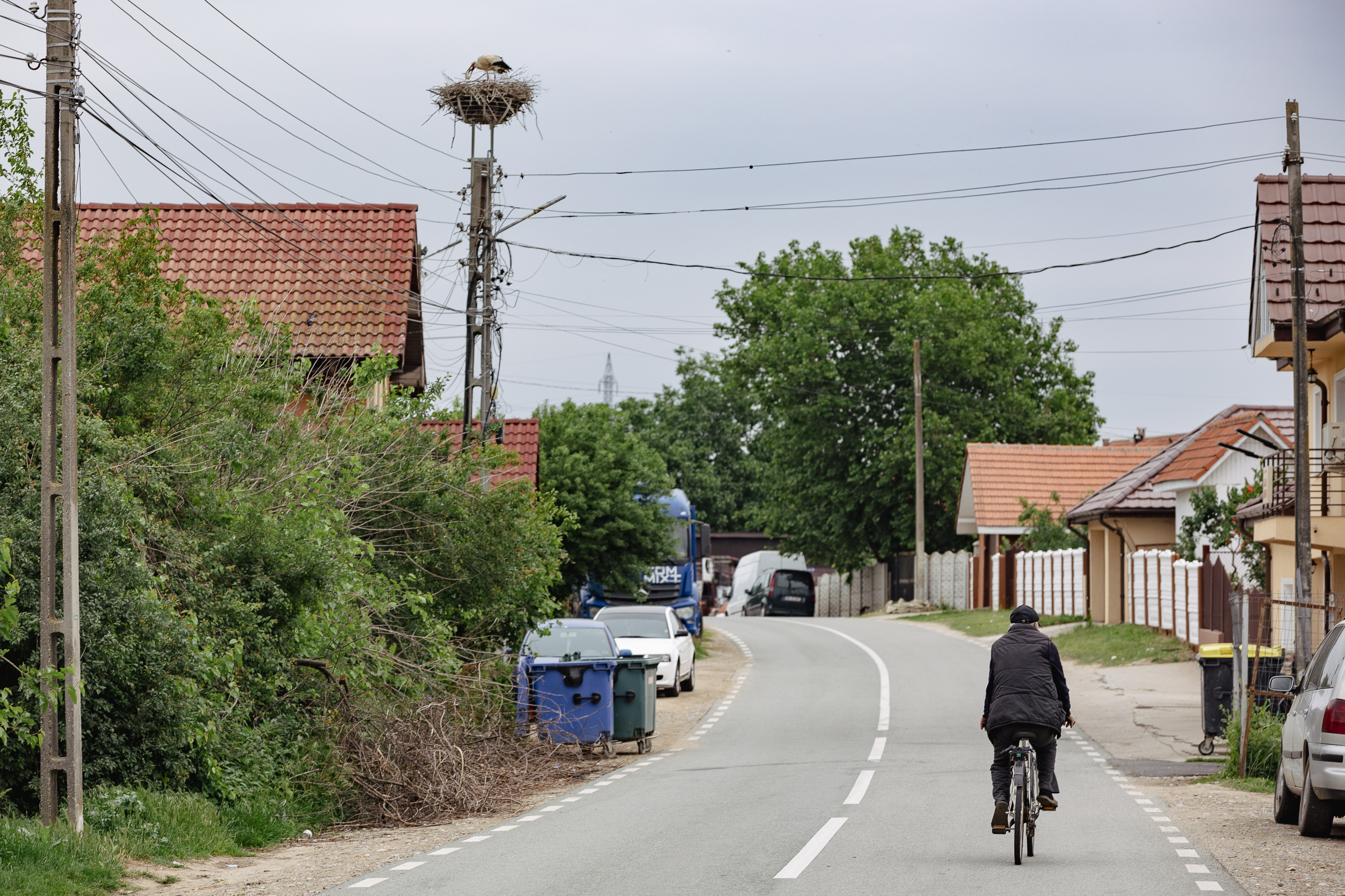 REPORTAJ | Pulsul campaniei în comuna din Mehedinți unde doi foști soți candidează la primărie: „Să mai conducă și muierile! Că poate mai țin și cu muierile! Că oamenii nu țin decât cu oamenii!”