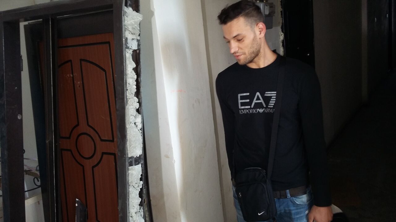 Un bărbat din Galaţi susţine că “mascaţii” l-au bătut fără să aibă vreo vină chiar în faţa fetiţei lui! FOTO