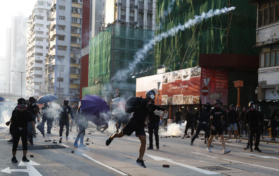 Violențe la Hong Kong. Poliția a pus substanțe iritante în tunurile cu apă, protestatarii au distrus sute de magazine și bănci