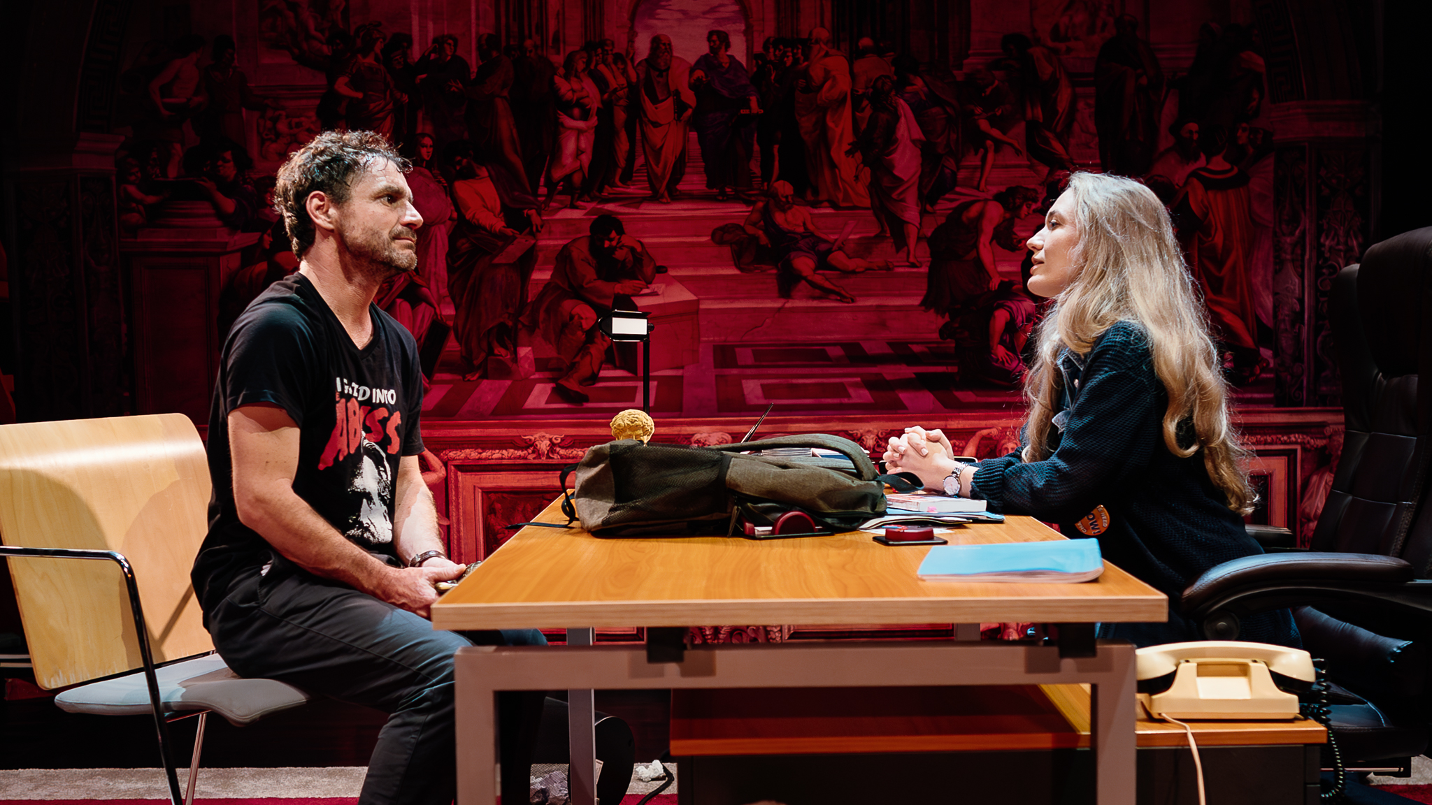 INTERVIU | Abuzul de putere dintre un profesor și o studentă, explorat într-un spectacol de teatru: „Pune sub lupă responsabilitatea actului educațional”