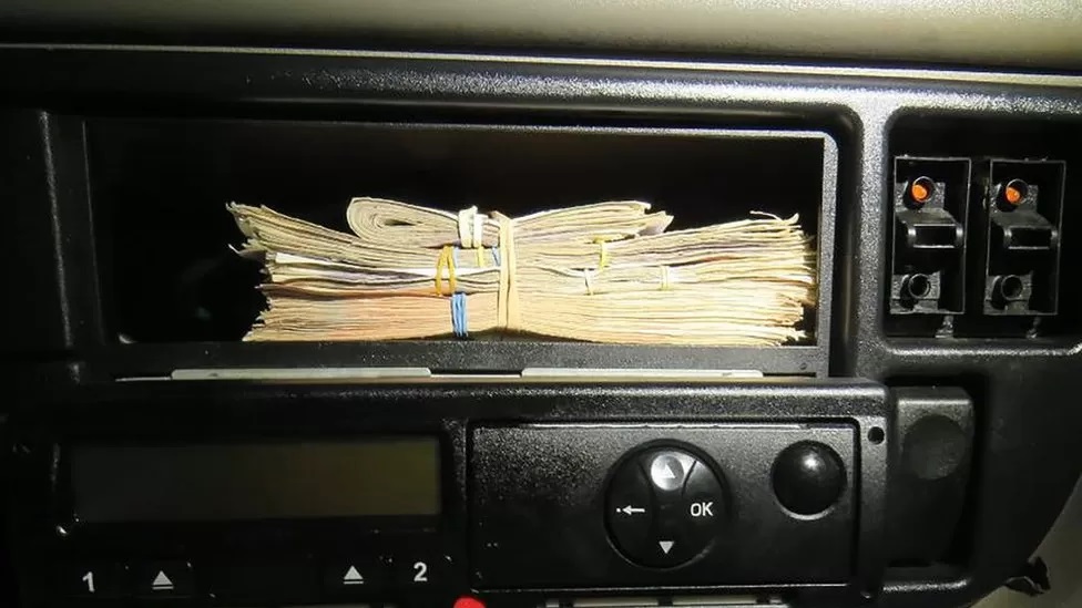 Șofer român de TIR prins cu aproape 50.000 de euro ascunși în cabină, lăsat fără camion și condamnat la 9 ani de închisoare, în Marea Britanie