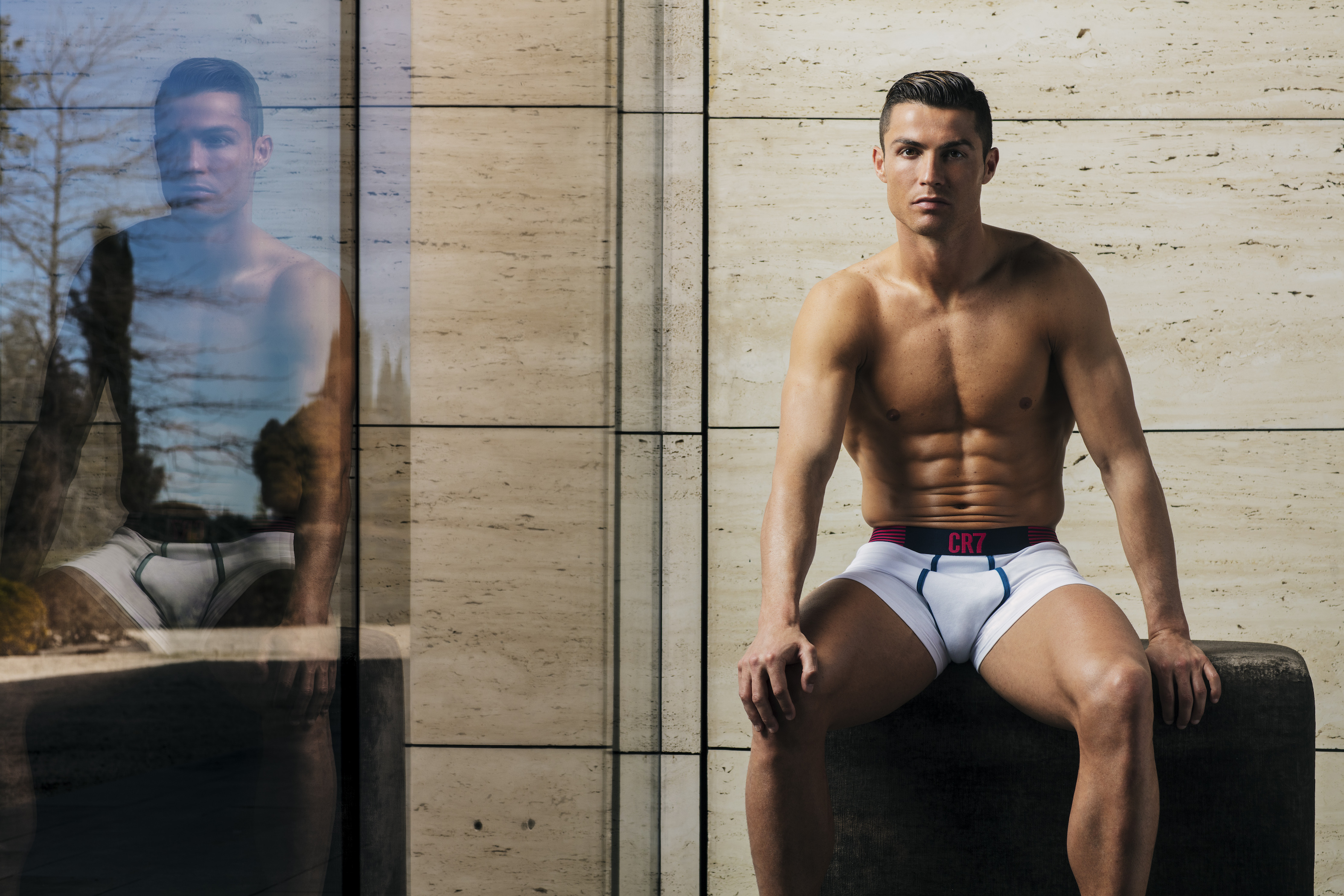 Cristiano Ronaldo s-a dezbrăcat pentru a-și promova noua colecție de lenjerie intimă | GALERIE FOTO