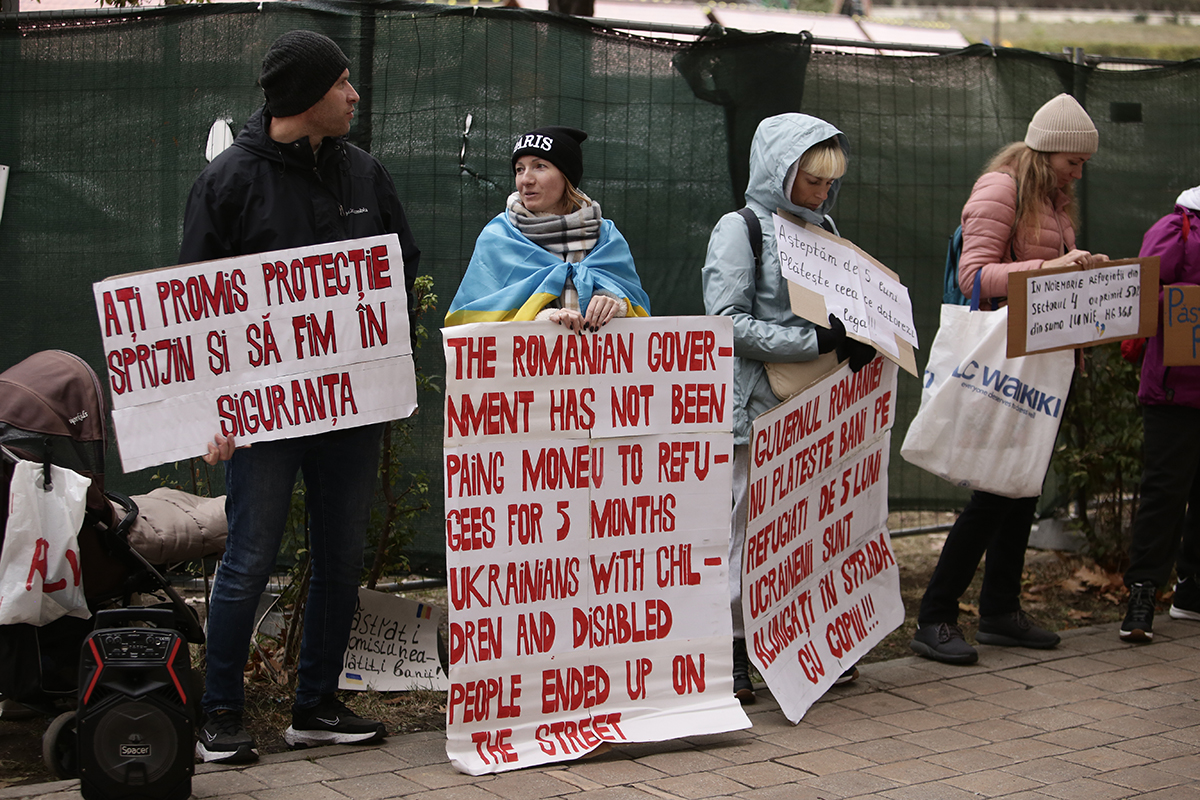 „Încercăm să nu consumăm prea multă apă sau lumină”. Protestul ucrainenilor refugiați în România care nu au primit banii promiși de Guvern