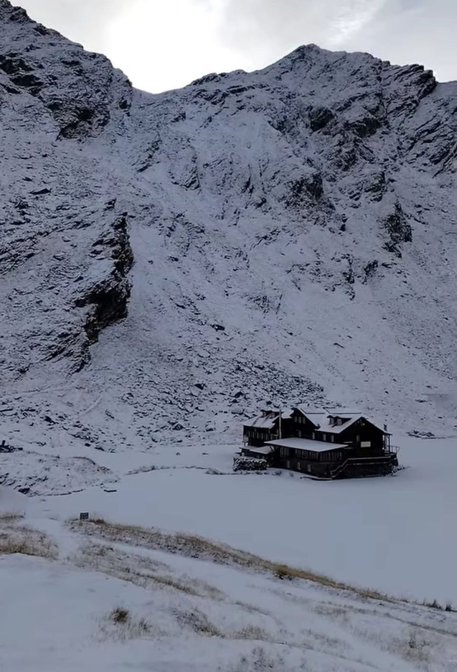 Iarna a venit la munte, Transalpina s-a închis, drumarii intervin cu material antiderapant | Video