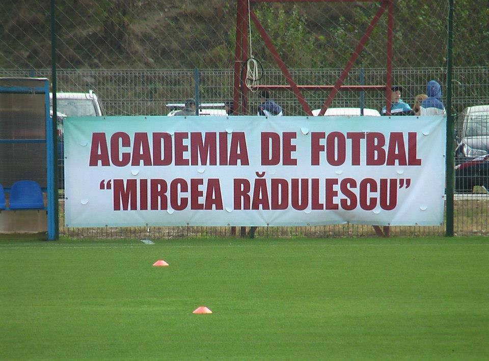 Fostul selecționer Mircea Rădulescu și Daniel Chiriță, campion cu Rapid și cu Șahtior, antrenorul naționalei Artiștilor, comentează Mondialul la interviurile Libertatea Live. ”Mi-au plăcut Mexic și Croația, pentru că atacă mereu”