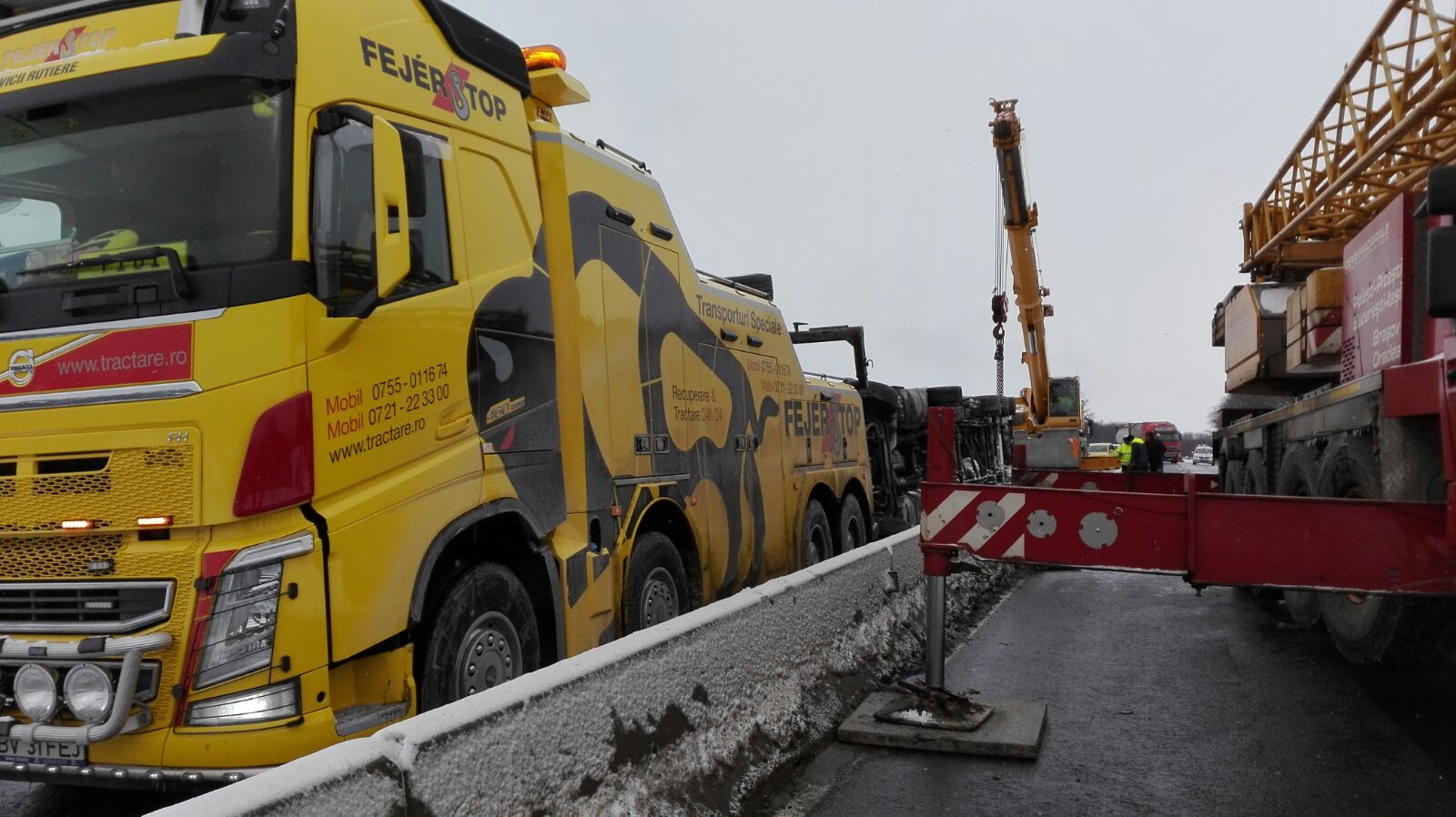 UPDATE: Macaraua care trebuia să ridice TIR-ul răsturnat pe DN1, la Perșani, a sosit după zece ore. Traficul a fost reluat/GALERIE FOTO