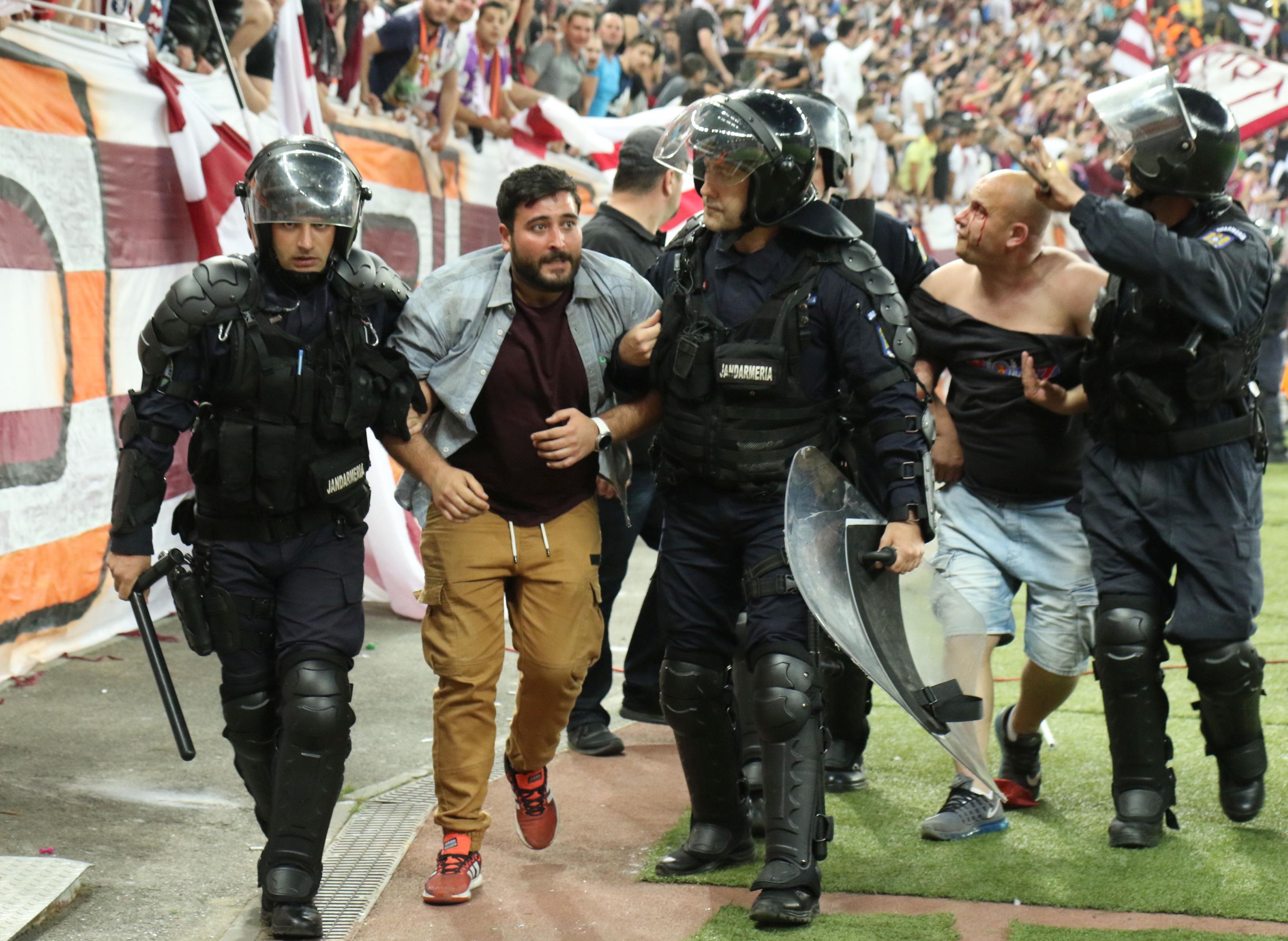 Câți suporteri au fost reținuți de Jandarmerie după meciul Steaua - Rapid: ”Sancțiuni pentru peste 50 de persoane” / GALERIE FOTO