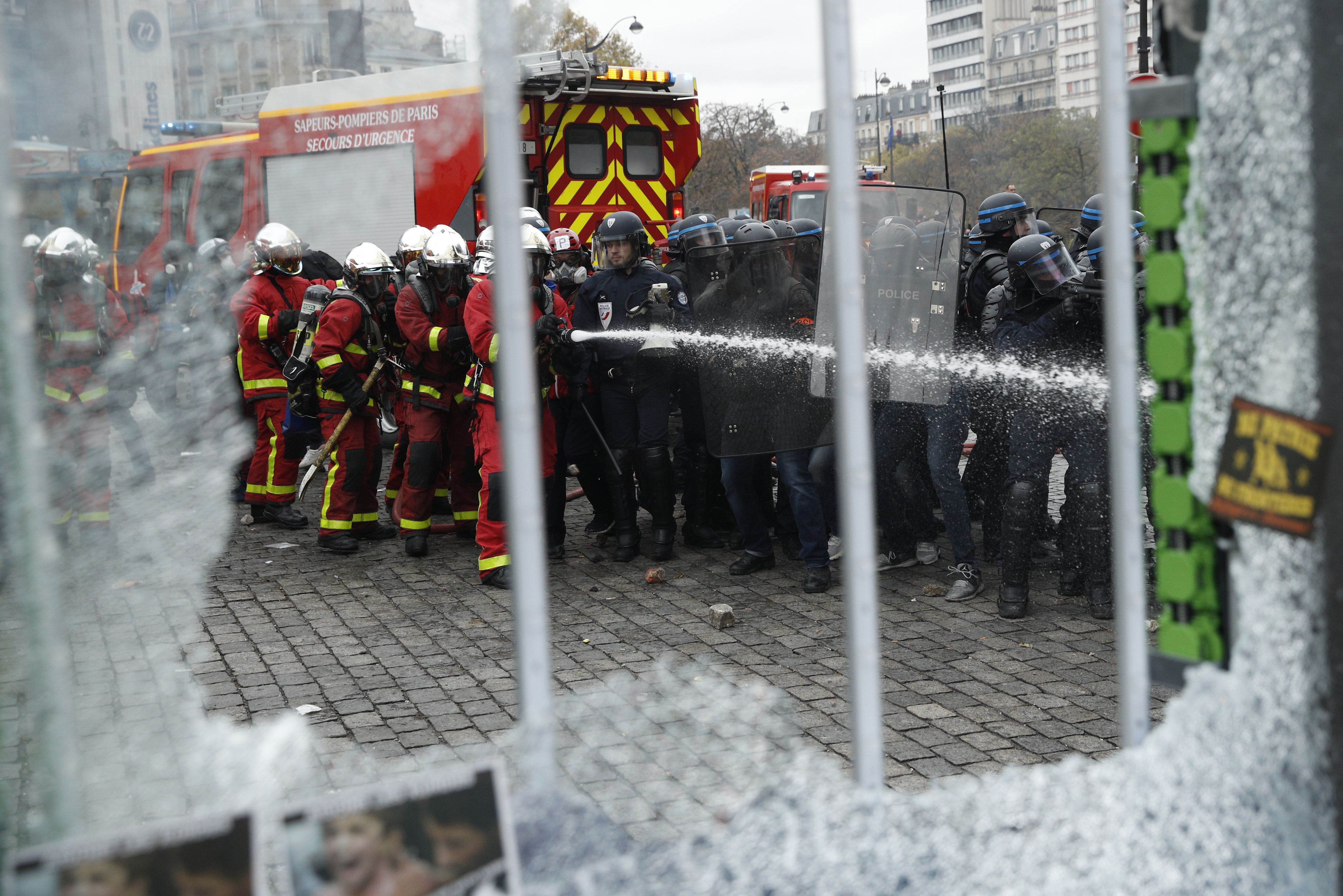 UPDATE | Noi violențe la Paris, la aniversarea unui an de la protestele „Vestelor Galbene”. Polițiștii au folosit gaze lacrimogene și au reținut peste 100 de persoane
