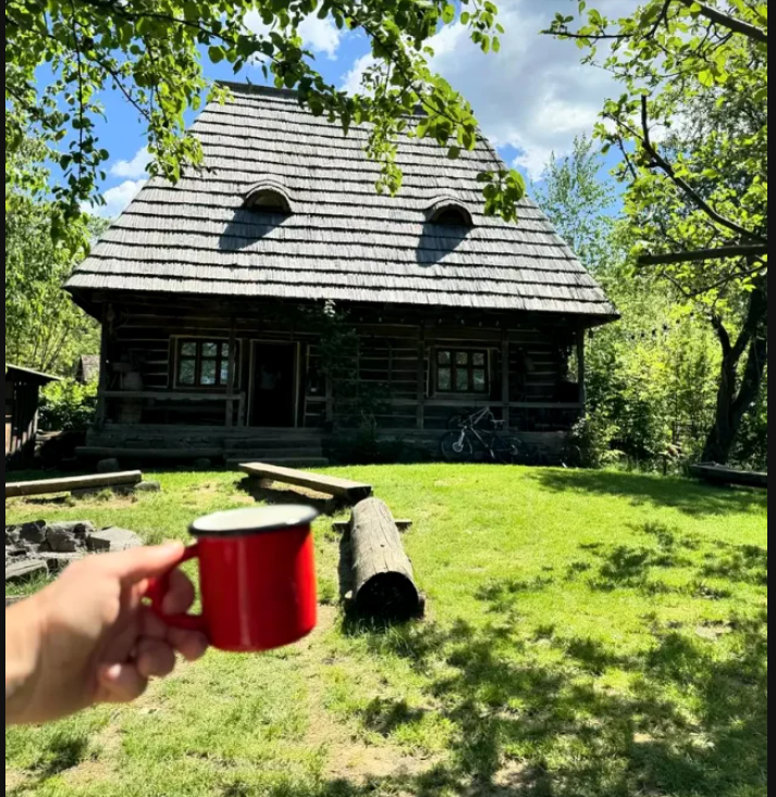 Imagini cu casa din Maramureș a Laurei Cosoi și a lui Cosmin Curticăpean. „Căsuța are momentan doar două camere. Avem de toate”