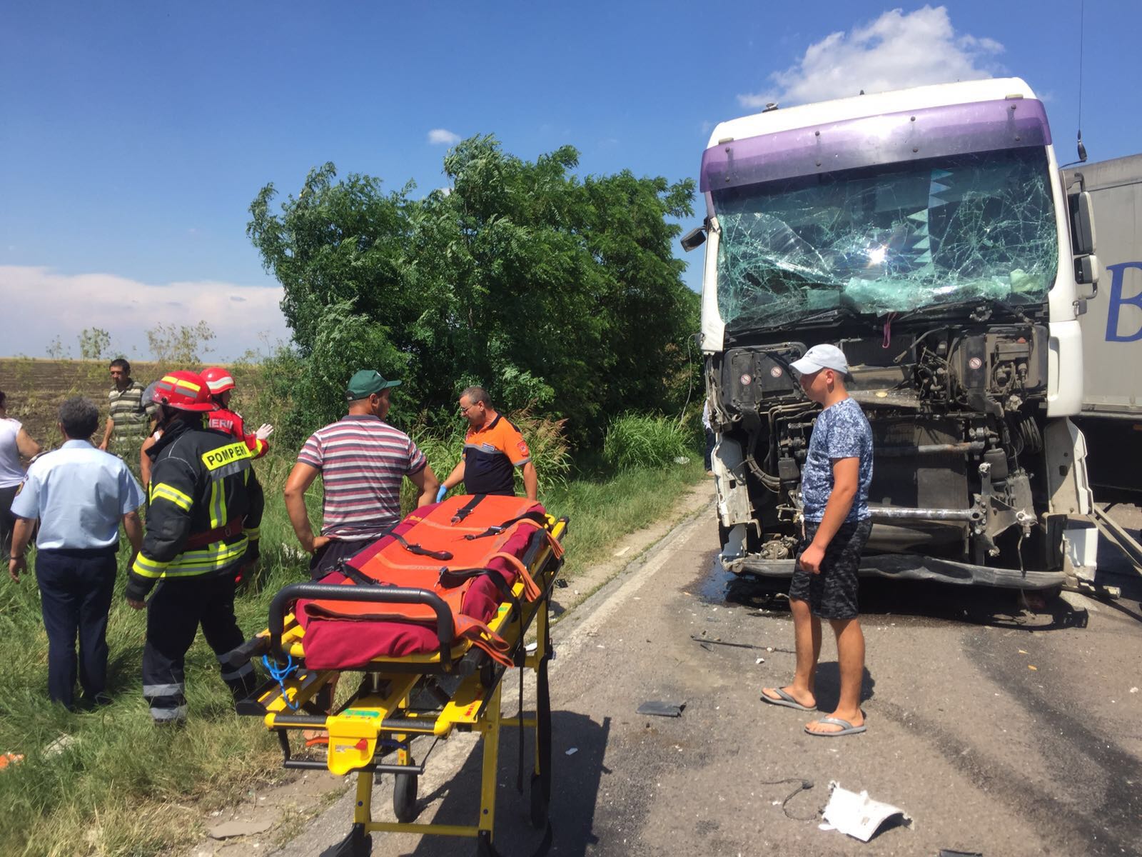FOTO&VIDEO/ Un mort și 13 răniți, după ce un microbuz s-a lovit de un TIR. Cauza accidentului