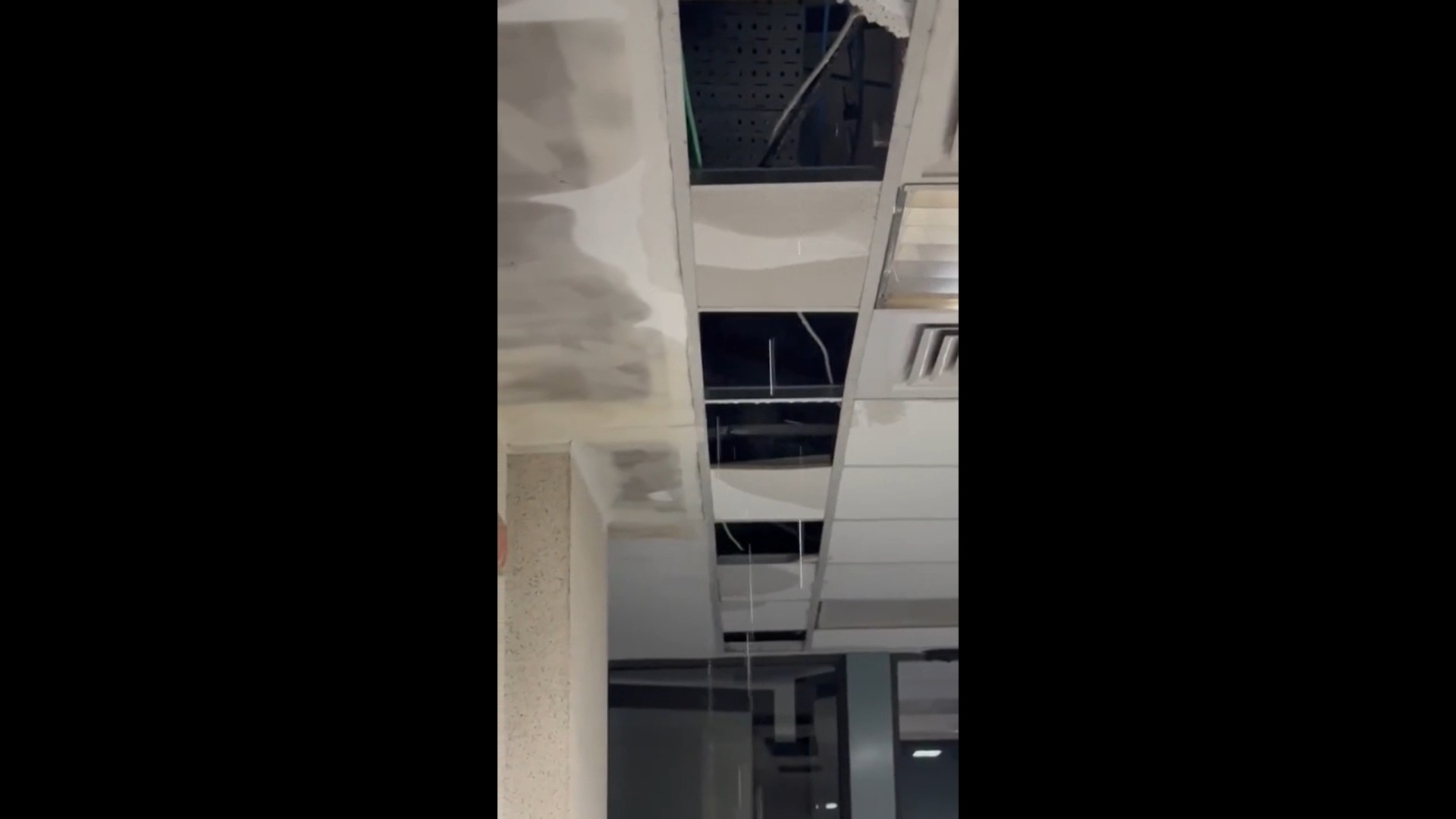 Sediul TVR a fost inundat. Ploile din București au lăsat urme: Bucăți de tavan au căzut în redacția știrilor