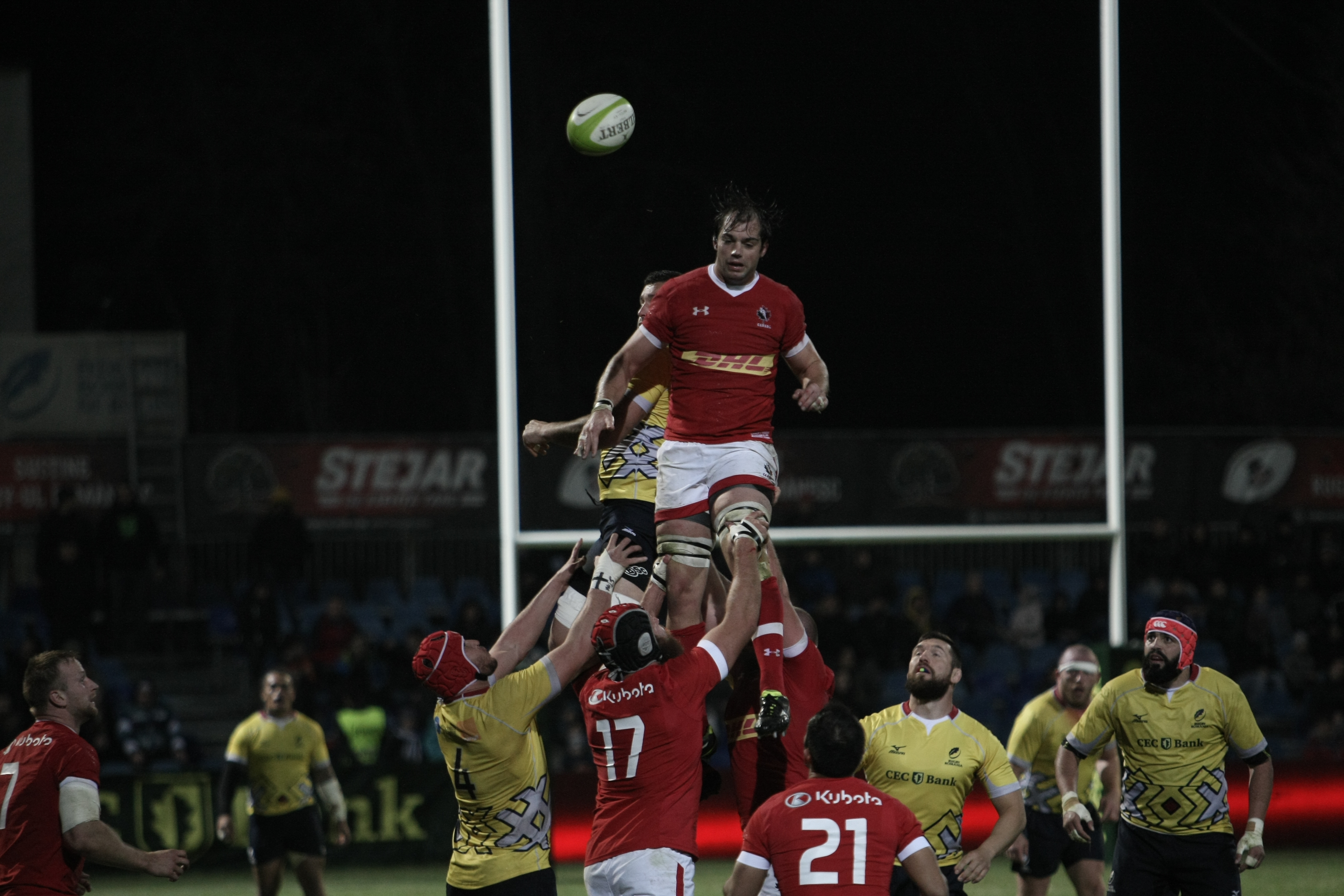 România a învins Canada la rugby. Fanii români au sărbătorit pe teren cu ”stejarii” și cu ”arțarii” | FOTO