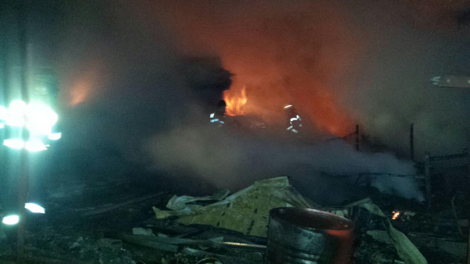 INCENDIU la un depozit de mobilă! Pompierii au intervenit cu 10 autospeciale! GALERIE FOTO&VIDEO