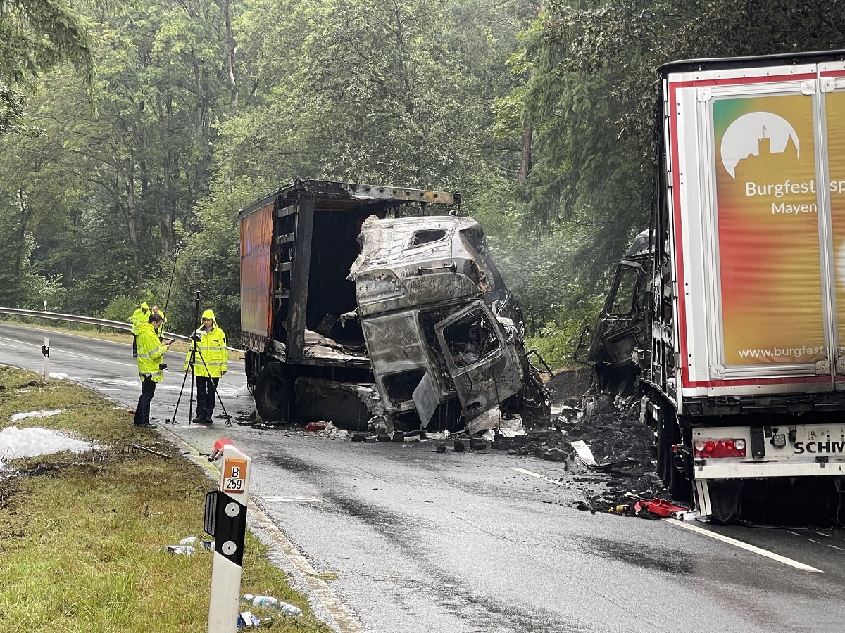Doi șoferi au murit carbonizați în camioanele care s-au ciocnit frontal și au luat foc, pe o șosea din Germania. VIDEO