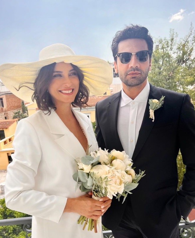 Kaan Urgancıoğlu din serialul „Secrete de familie”, surprins de paparazzi în vacanță. Presa din Turcia scrie că soția actorului e însărcinată
