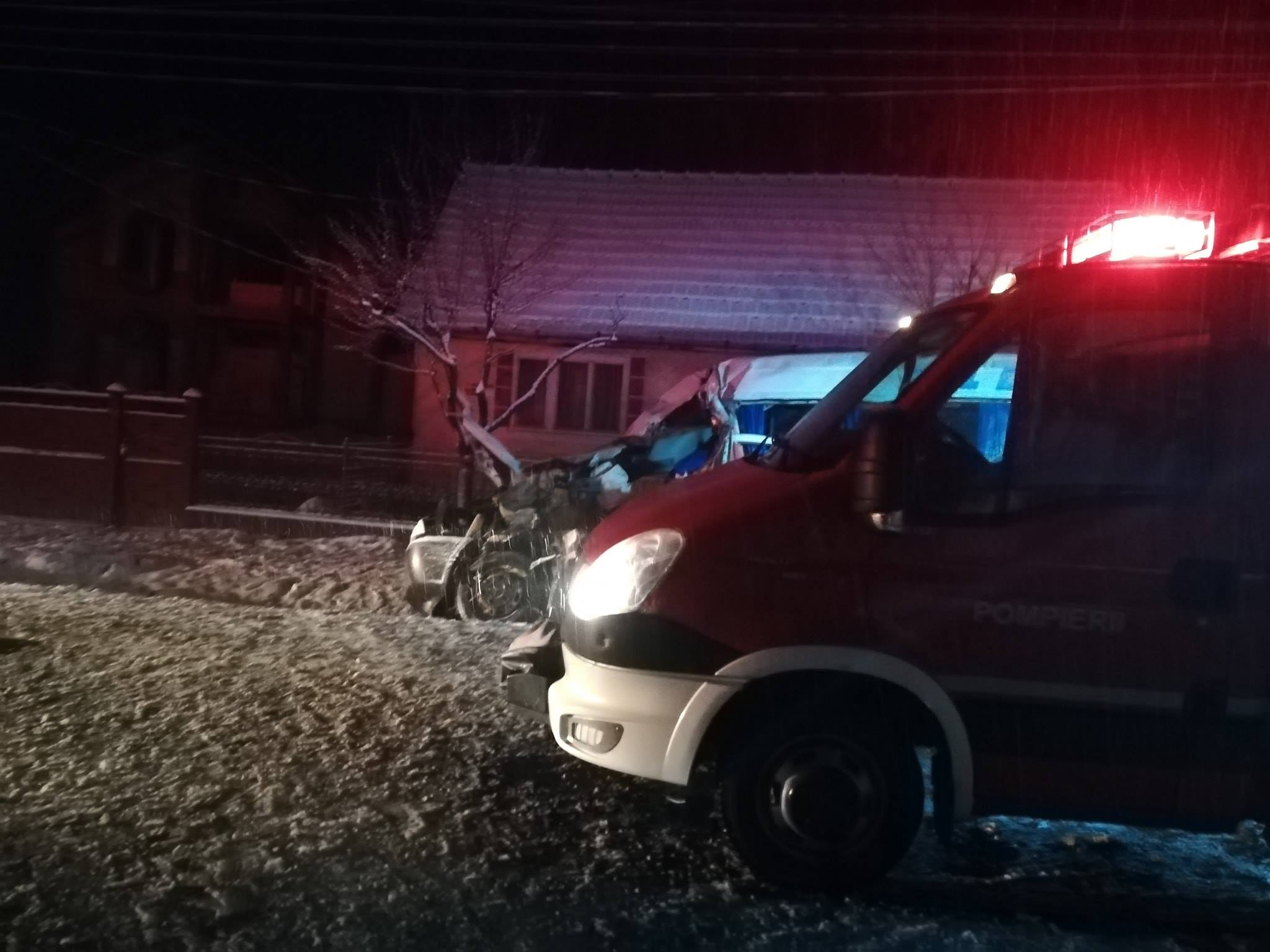 Un mort și 12 răniți într-un accident pe DN7. Un microbuz a intrat în coliziune cu un TIR. Traficul este blocat în apropiere de Lipova
