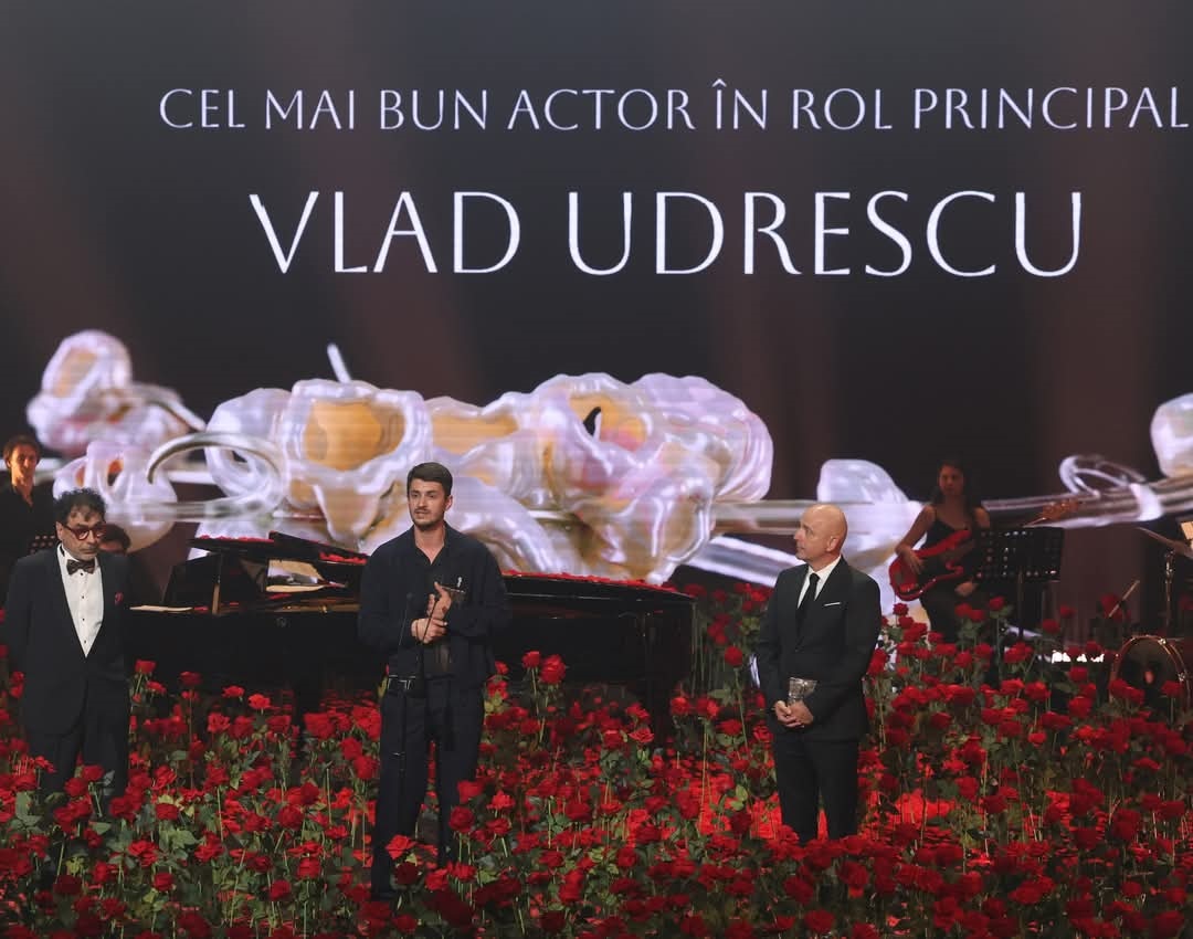Premiul câștigat de Vlad Udrescu, protagonistul serialului „Ana, Mi-ai fost scrisă în ADN”. Primele declarații: „Pe scenă mă simt liber și împlinit”