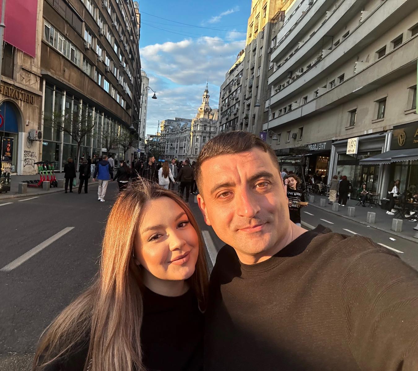 Motivul pentru care George Simion a venit fără soția sa la secția de votare. Unde se afla Ilinca atunci când George defila cu Călin Georgescu