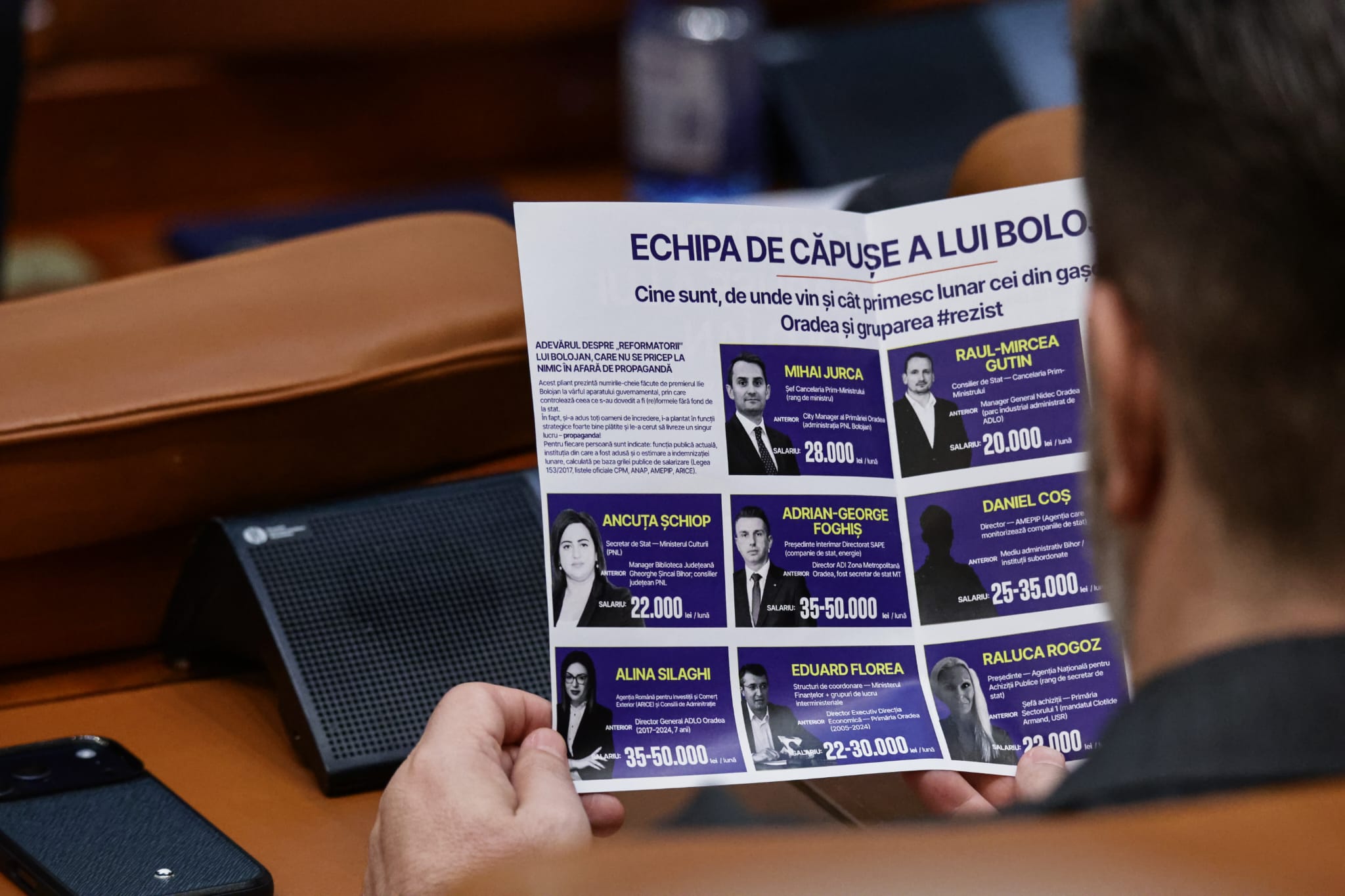 Ce nu s-a văzut la televizor în timpul votului moțiunii de cenzură împotriva Guvernului Bolojan. Negocieri în șoaptă, telefoane pe fugă și calcule la limită