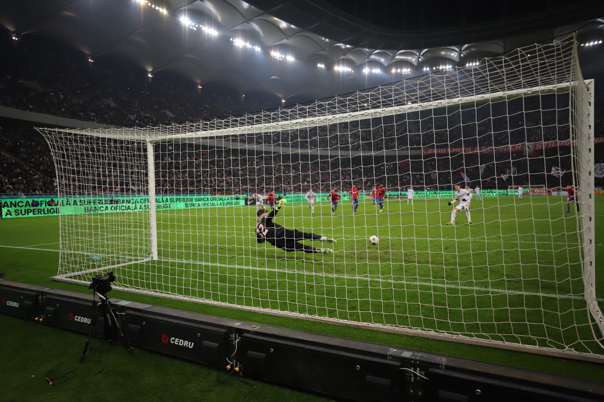 Superliga: FCSB-Rapid 2-1, după un derby superb și o fază controversată în final